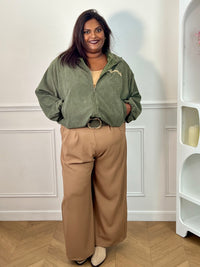 Femme grande taille portant le bomber kaki velours Arlo – Manches bouffantes, taille unique 44/50, Made in Italy | Loïcia