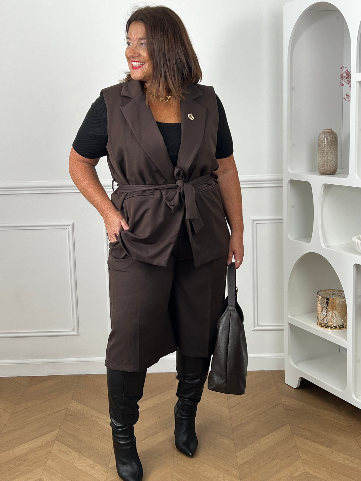Gilet long grande taille marron chocolat ceinture nouée – ensemble coordonné pantalon marron curve – bottes noires et sac hobo – Loïcia