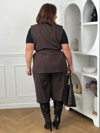 Dos ensemble coordonné gilet long et pantalon marron chocolat grande taille – ceinture nouée dans le dos curve – bottes cuir noires – Loïcia