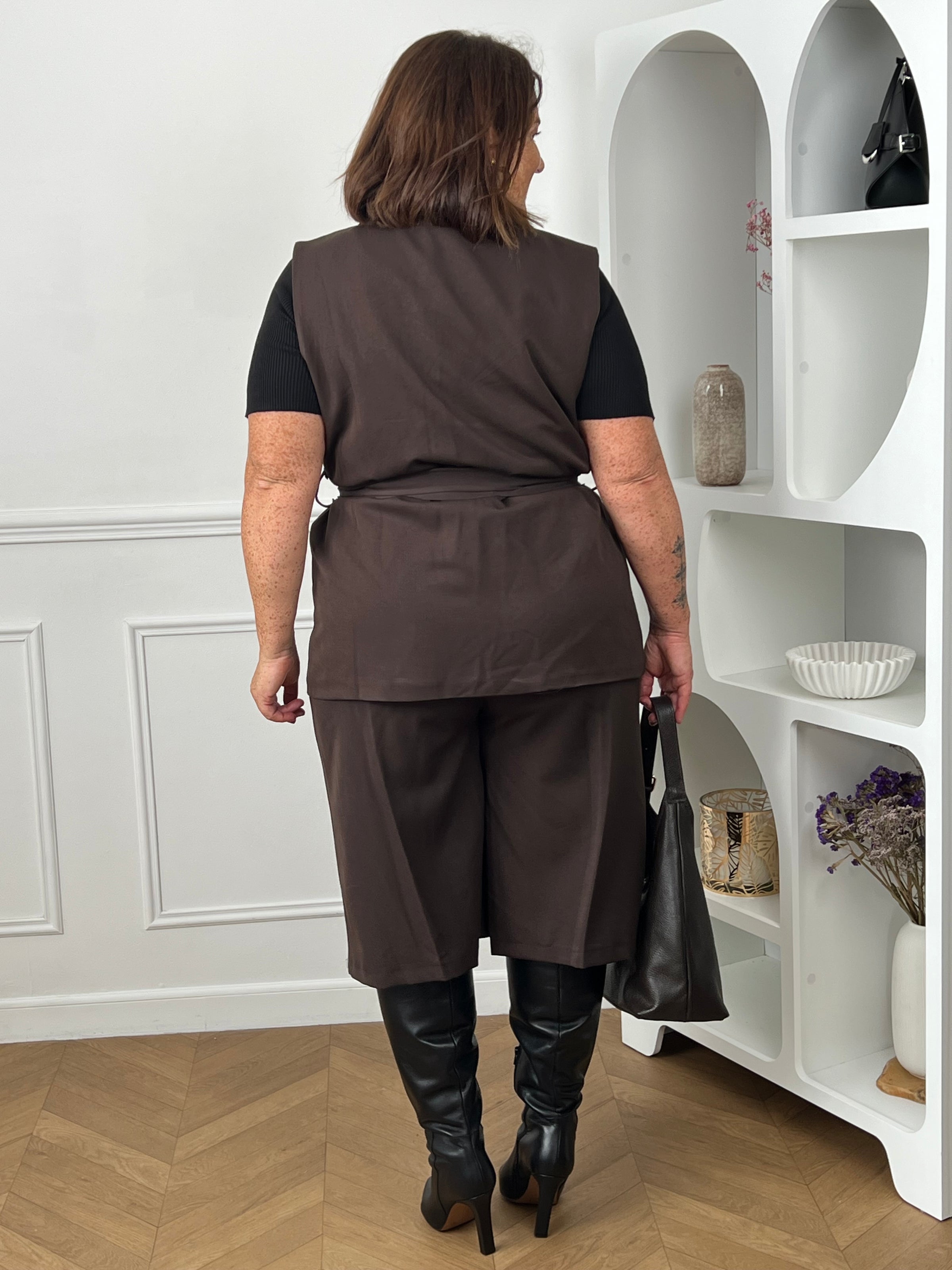 Dos ensemble coordonné gilet long et pantalon marron chocolat grande taille – ceinture nouée dans le dos curve – bottes cuir noires – Loïcia