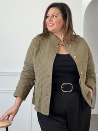 Veste kaki grande taille pour femme à manches longues et effet matelassé.