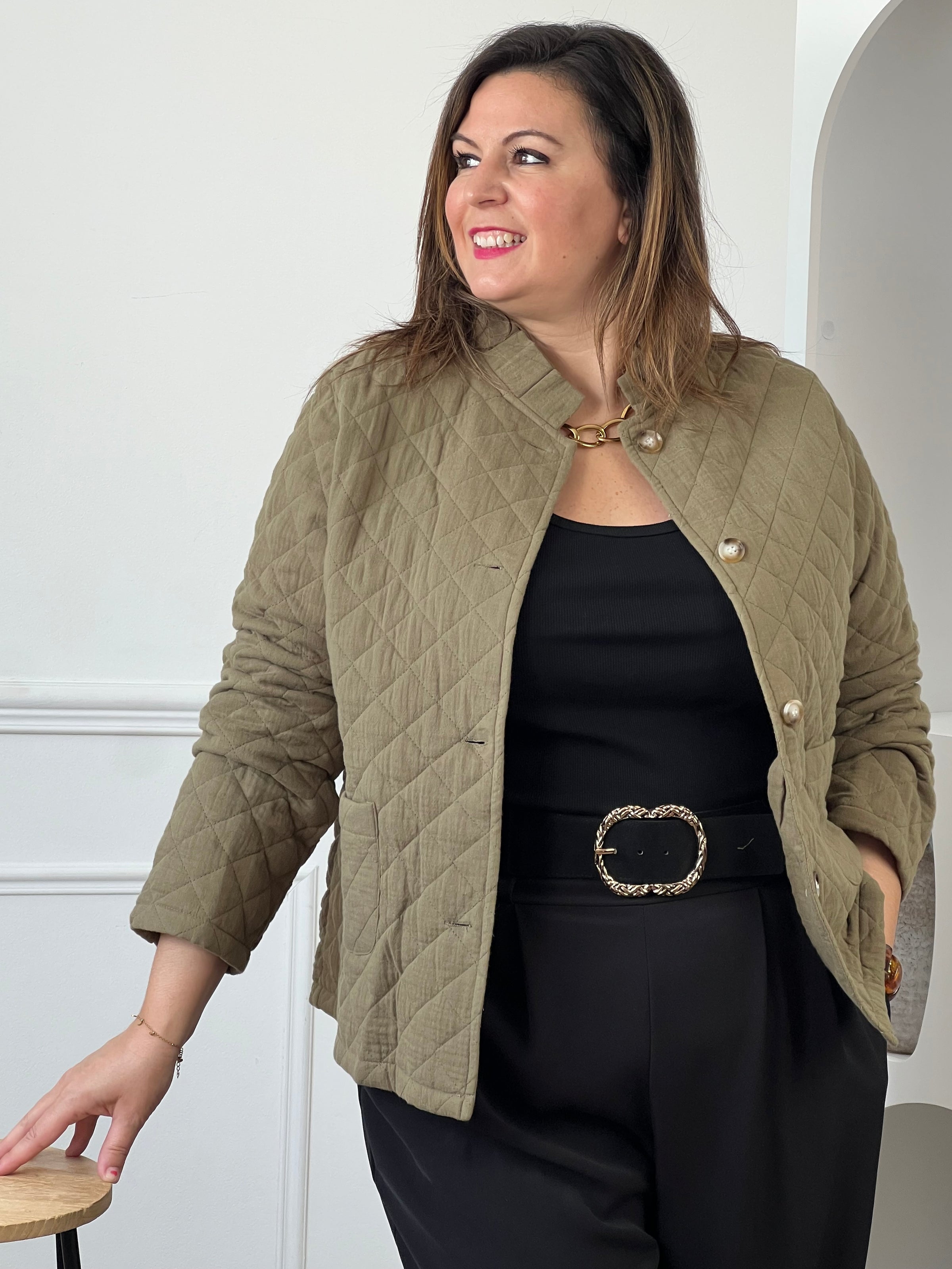 Veste kaki grande taille pour femme à manches longues et effet matelassé.