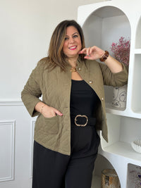 Veste grande taille boutonnée avec deux poches pratiques à l’avant.
