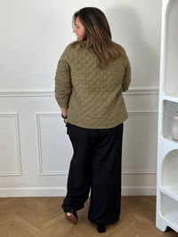 Veste matelassée grande taille au style féminin et décontracté.