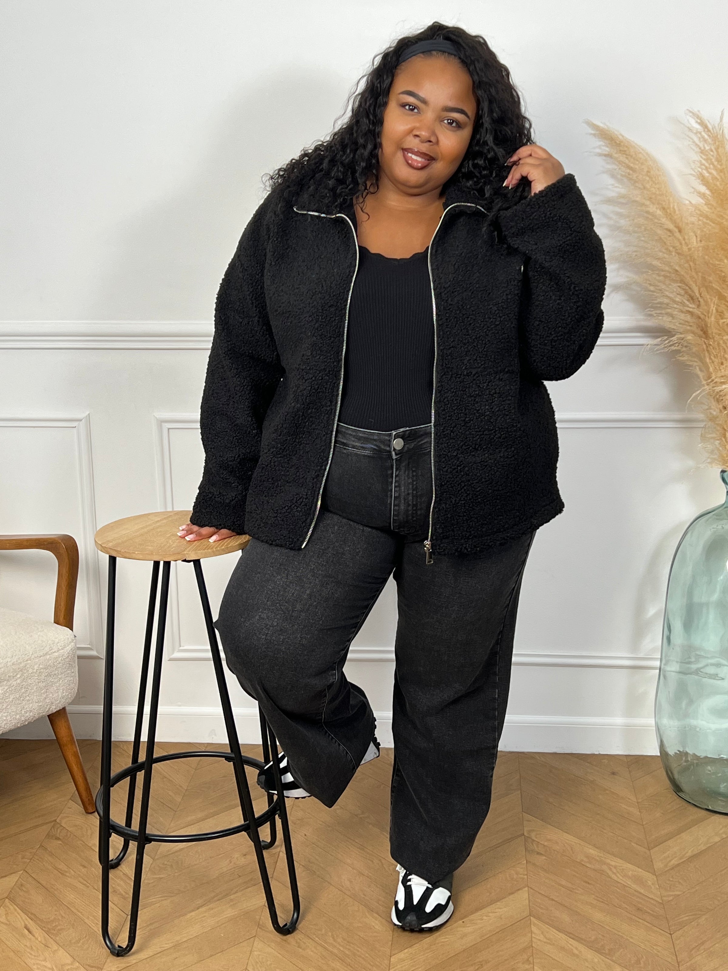 Chaleureuse et tendance, cette veste en polaire façon moumoute rose enveloppe de douceur tout en apportant une touche réconfortante à tes tenues. Une pièce cosy et stylée pour affronter le froid avec charme.