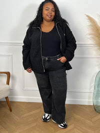 Chaleureuse et tendance, cette veste en polaire façon moumoute rose enveloppe de douceur tout en apportant une touche réconfortante à tes tenues. Une pièce cosy et stylée pour affronter le froid avec charme.