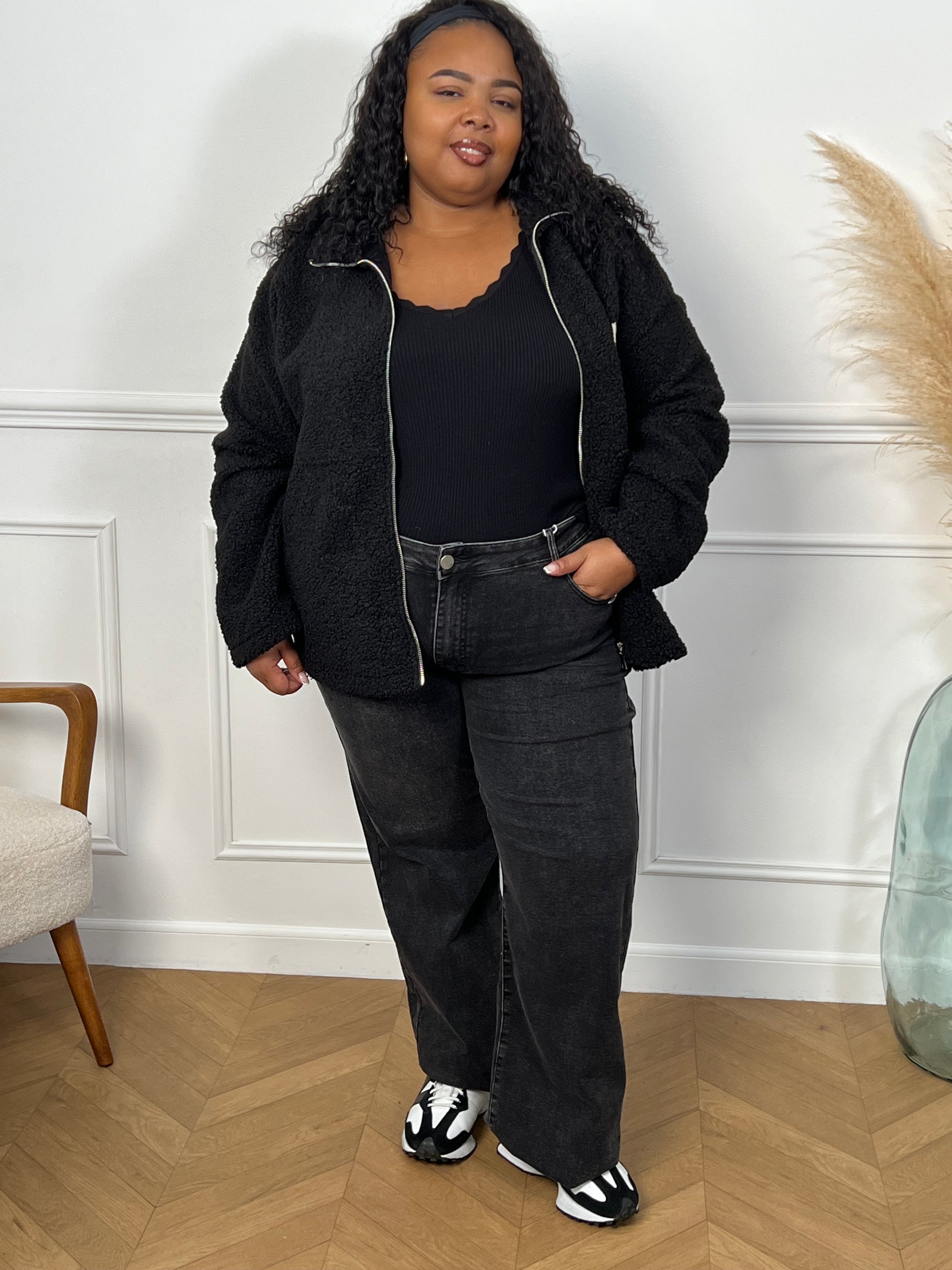 Chaleureuse et tendance, cette veste en polaire façon moumoute rose enveloppe de douceur tout en apportant une touche réconfortante à tes tenues. Une pièce cosy et stylée pour affronter le froid avec charme.