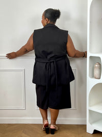 Vue de dos de la veste noire cintrée grande taille femme avec ceinture à nouer.