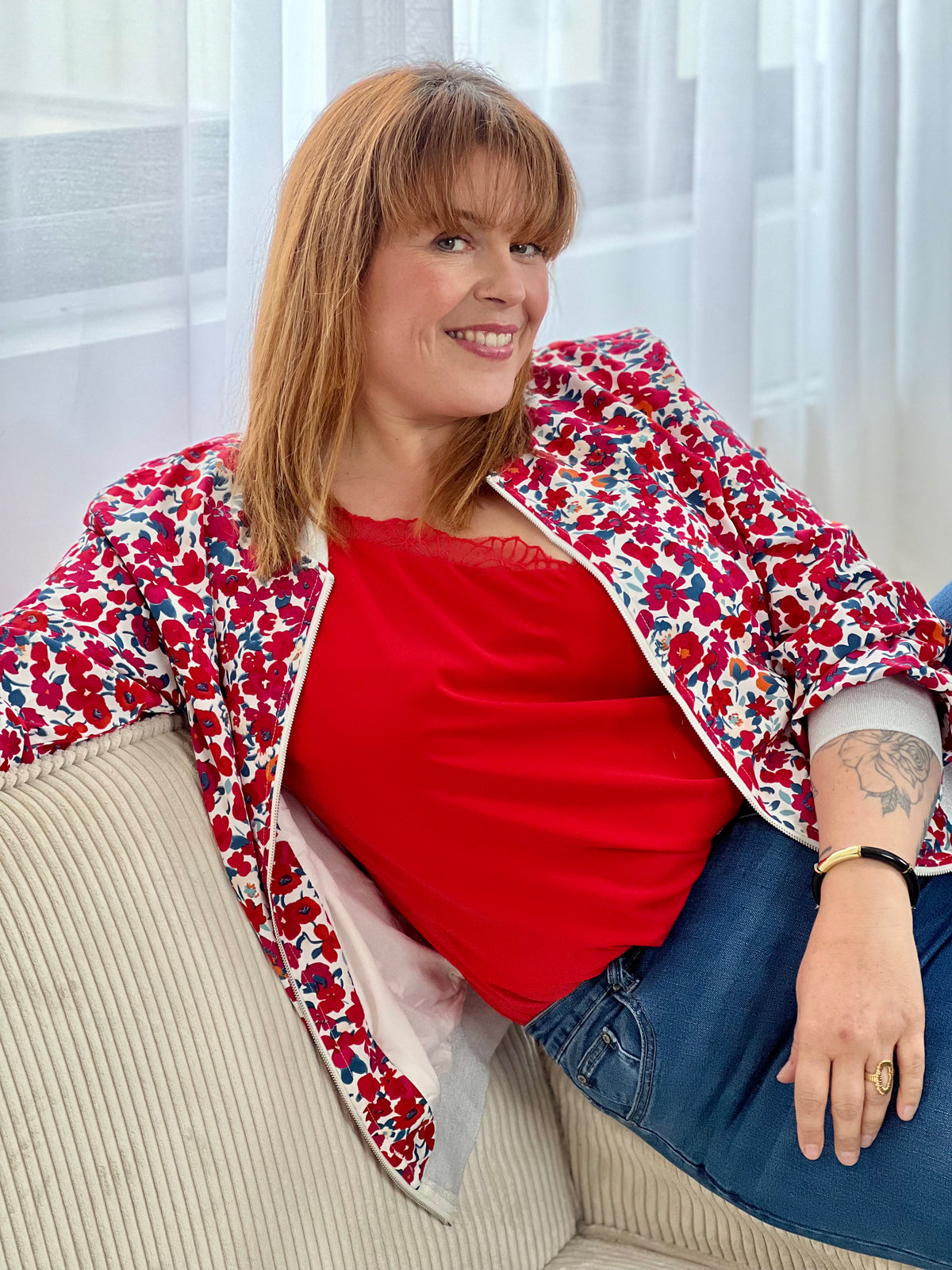 Laissez-vous séduire par ce bomber à motifs grande taille femme, une pièce tendance qui booste instantanément votre look. Sa coupe style bomber et sa fermeture zippée argentée apportent une touche moderne, tandis que ses poches à l’avant ajoutent du côté pratique.