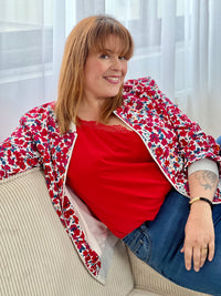 Laissez-vous séduire par ce bomber à motifs grande taille femme, une pièce tendance qui booste instantanément votre look. Sa coupe style bomber et sa fermeture zippée argentée apportent une touche moderne, tandis que ses poches à l’avant ajoutent du côté pratique.