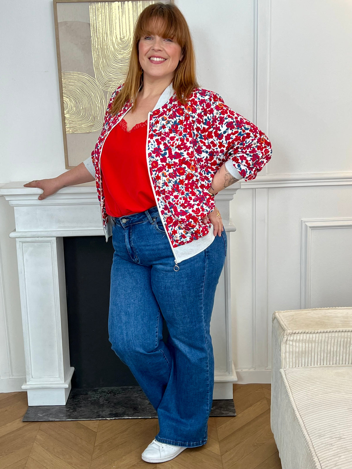 Laissez-vous séduire par ce bomber à motifs grande taille femme, une pièce tendance qui booste instantanément votre look. Sa coupe style bomber et sa fermeture zippée argentée apportent une touche moderne, tandis que ses poches à l’avant ajoutent du côté pratique.