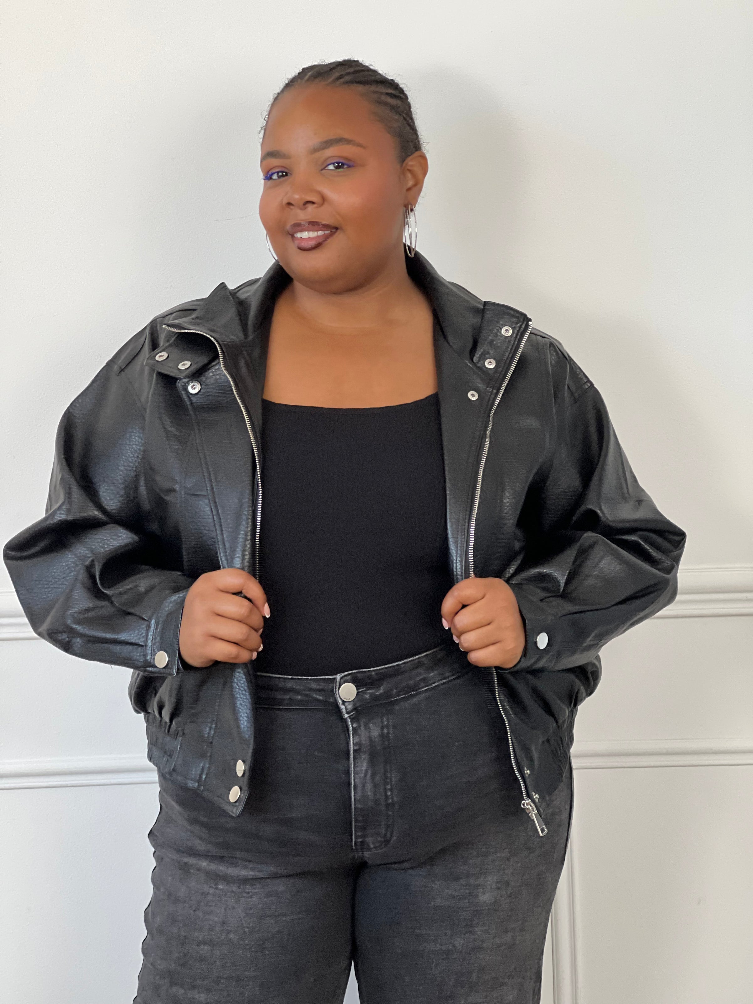 Veste bombers noire pour femme avec col montant et fermeture éclair argentée.