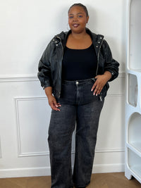 Blouson noir doublé à manches longues et taille élastiquée.
