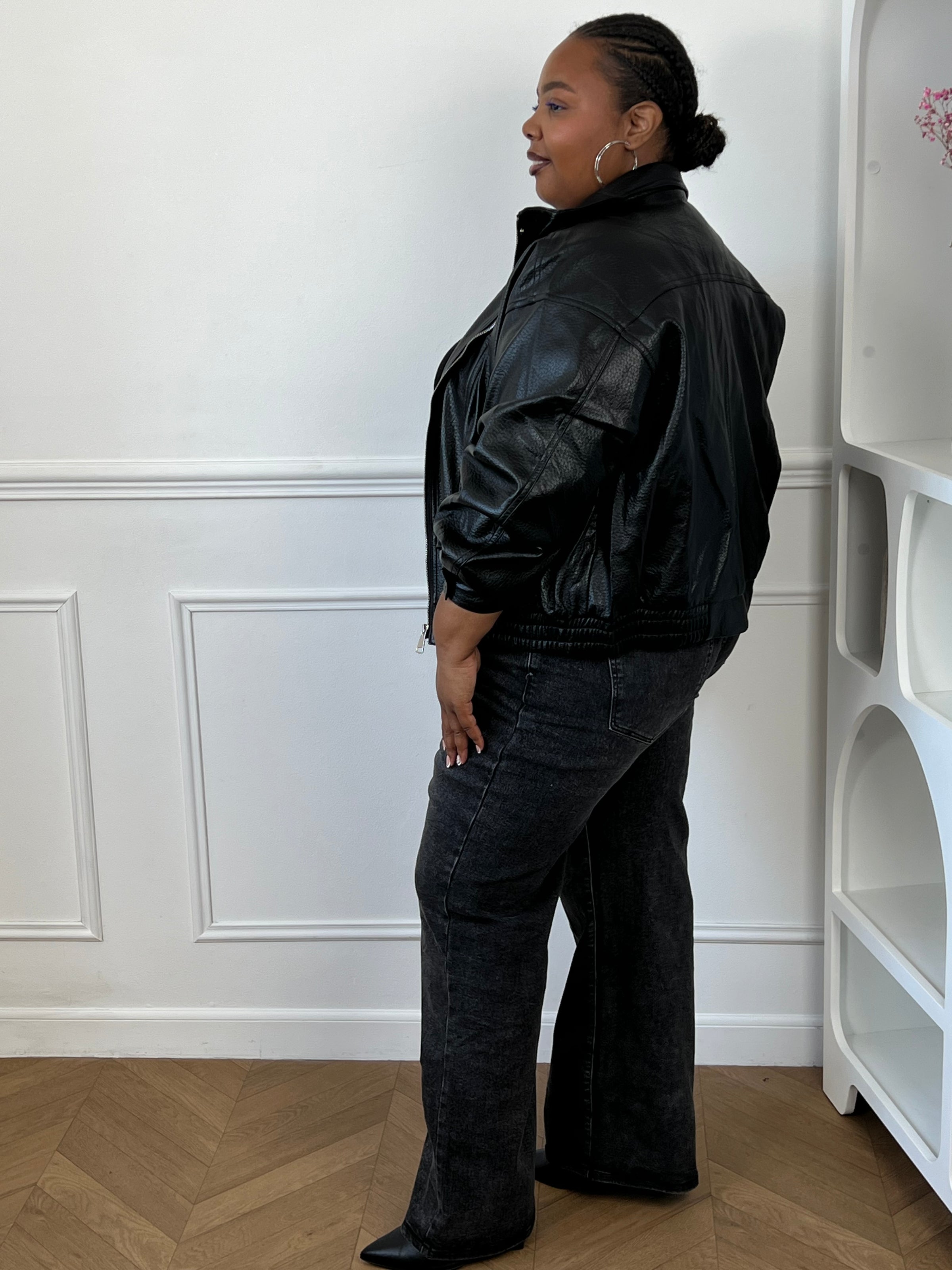 Bombers femme noir avec détails argentés et boutons aux poignets.