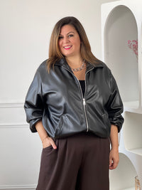 Veste noire doublée avec deux poches latérales pratiques.
