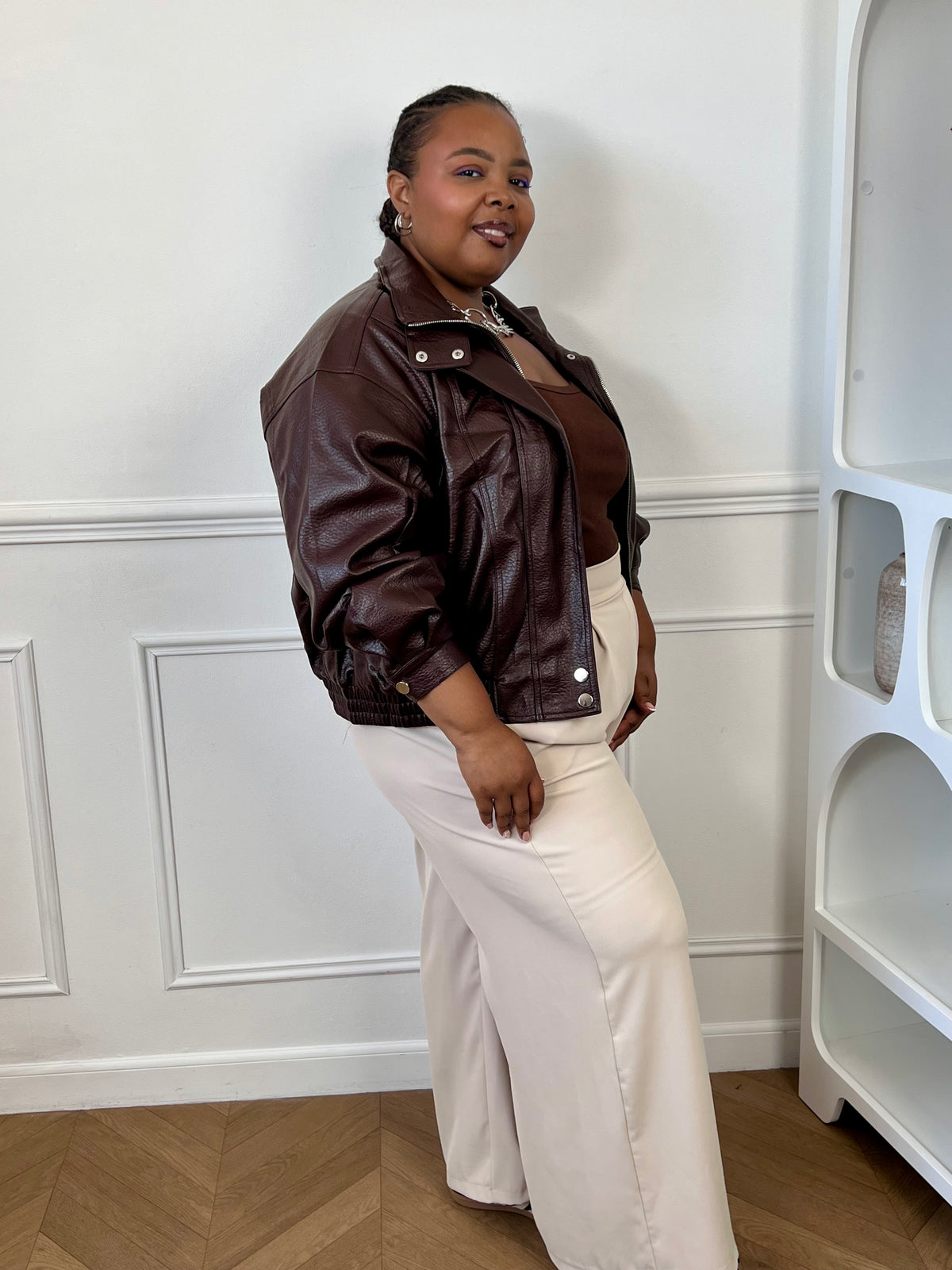 Bomber marron femme avec fermeture éclair argentée, idéal pour un look tendance.
