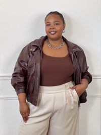 Veste marron style bomber femme avec manches longues, col montant et poches latérales.