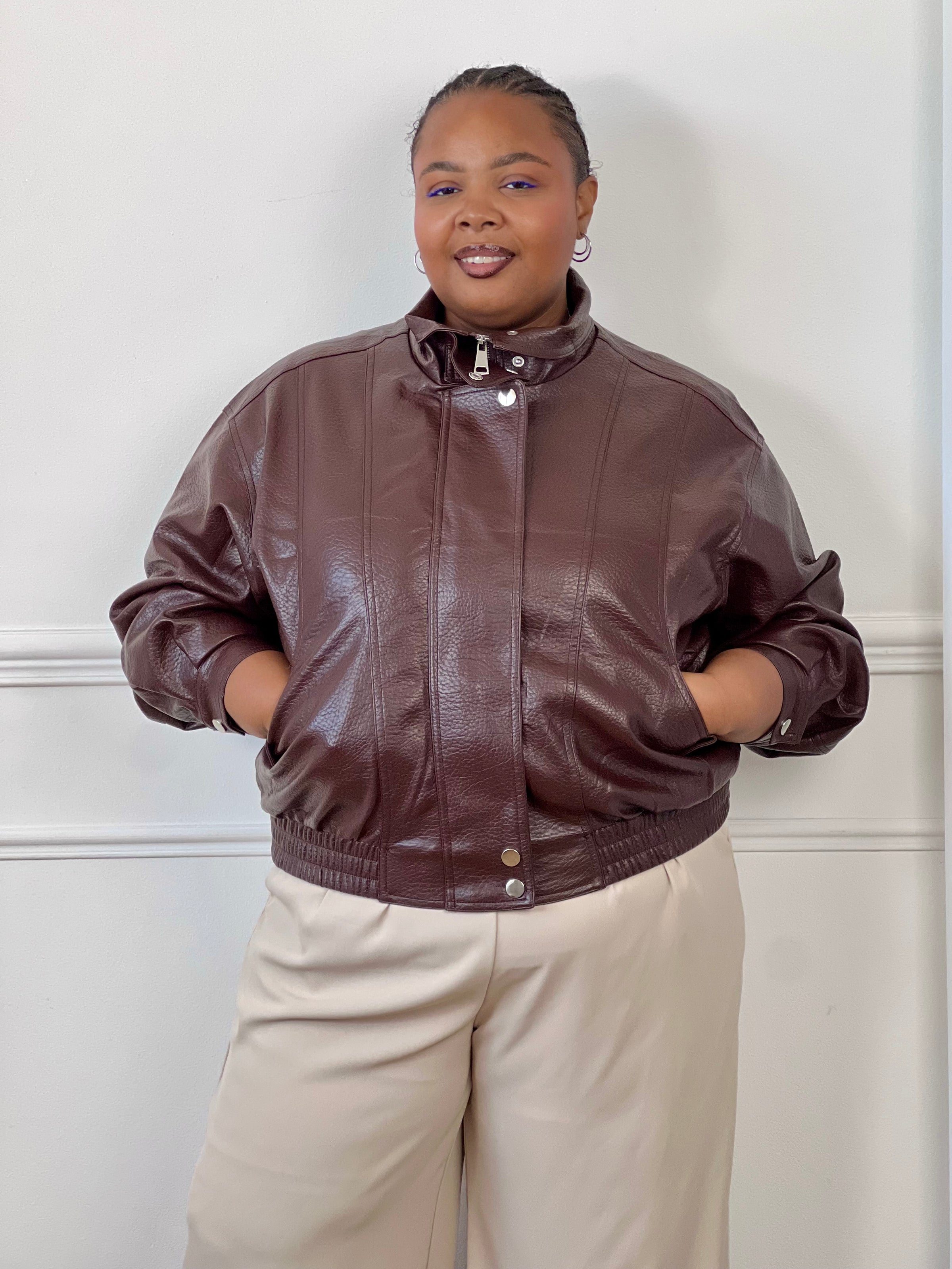 Bomber marron chocolat femme fermé par une fermeture éclair argentée et des boutons-pression.