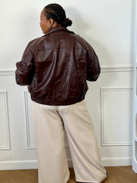 Vue de dos de la veste bomber marron femme avec taille élastiquée et coupe confortable.