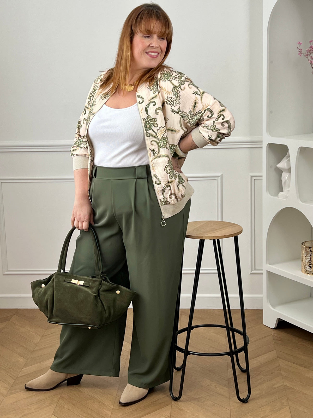 Laissez-vous séduire par ce bomber à motifs grande taille femme, une pièce tendance qui booste instantanément votre look. Sa coupe style bomber et sa fermeture zippée argentée apportent une touche moderne, tandis que ses poches à l’avant ajoutent du côté pratique. Ses élastiques beige et argentés au col, aux poignets et à la base structurent la silhouette, et ses motifs aux nuances vert clair, kaki, camel et doré apportent une touche chic et originale.