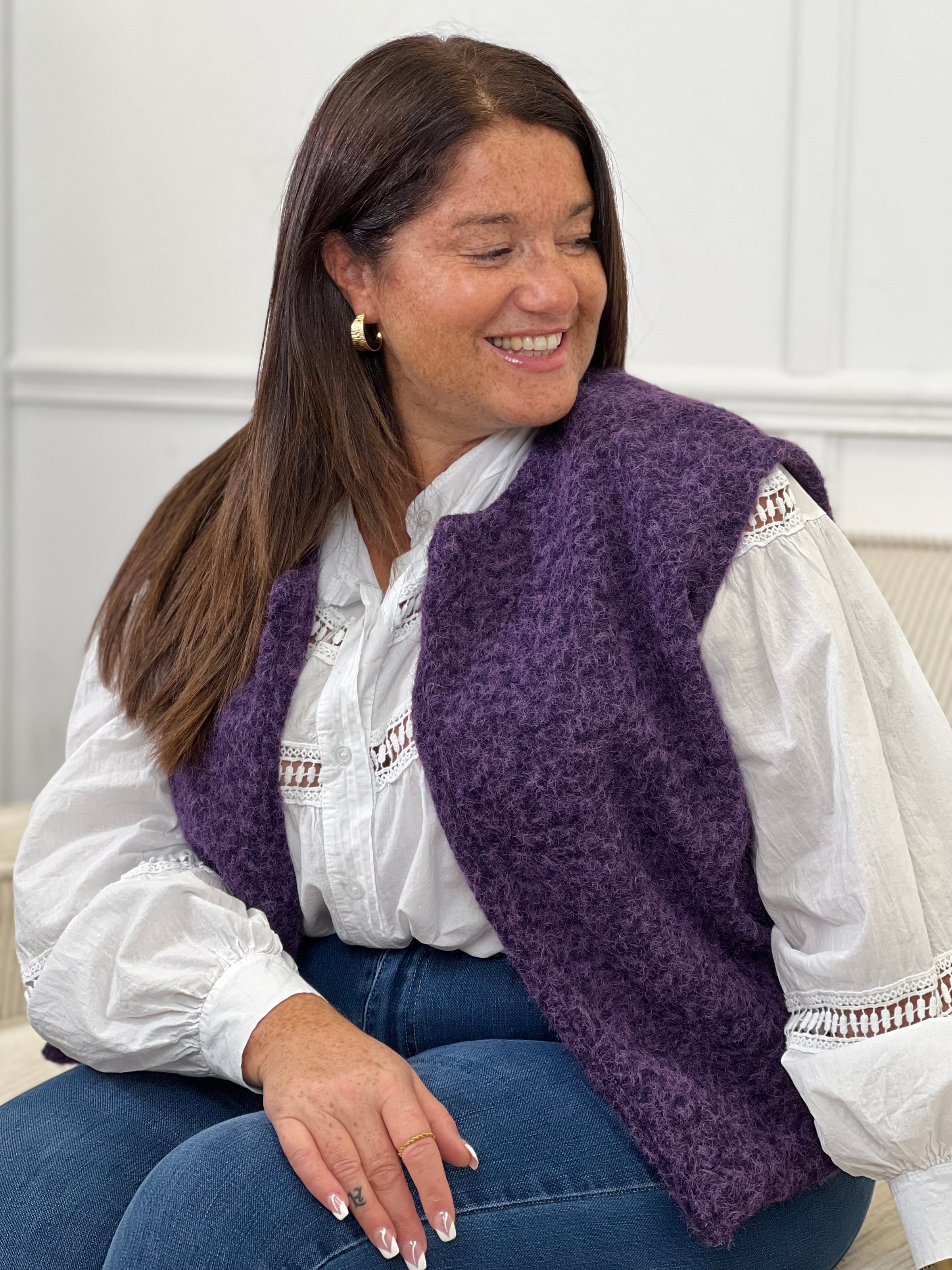 Découvrez notre veste sans manches femme couleur violette, à l'effet moumoute tendance et douce. Son col V élégant est rehaussé d'une broche dorée amovible sur le devant pour un style raffiné. Une pièce moderne et confortable, idéale pour compléter vos tenues d'automne et d'hiver.