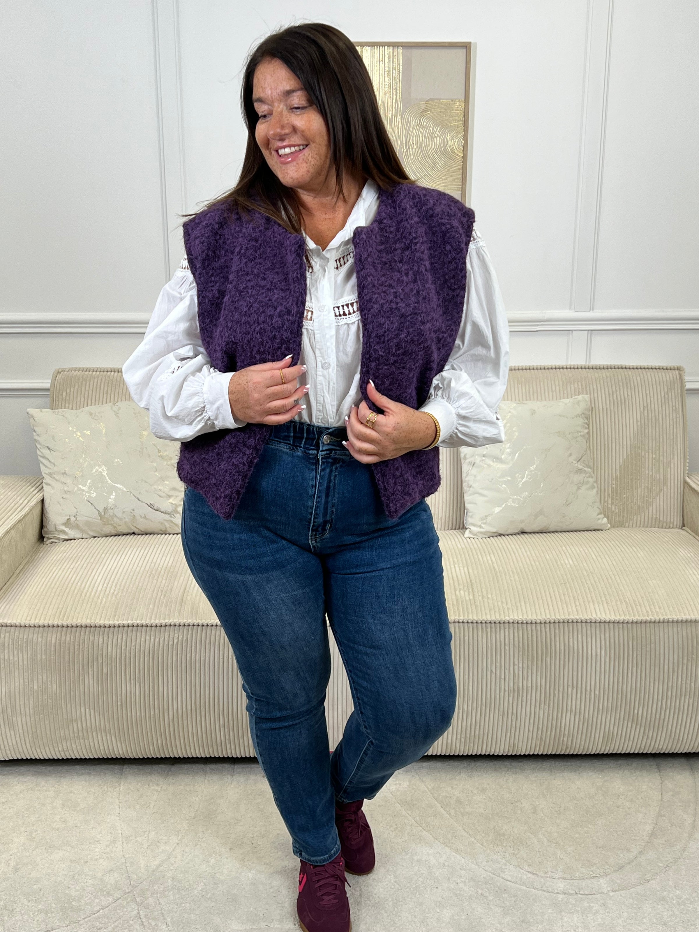 Découvrez notre veste sans manches femme couleur violette, à l'effet moumoute tendance et douce. Son col V élégant est rehaussé d'une broche dorée amovible sur le devant pour un style raffiné. Une pièce moderne et confortable, idéale pour compléter vos tenues d'automne et d'hiver.
