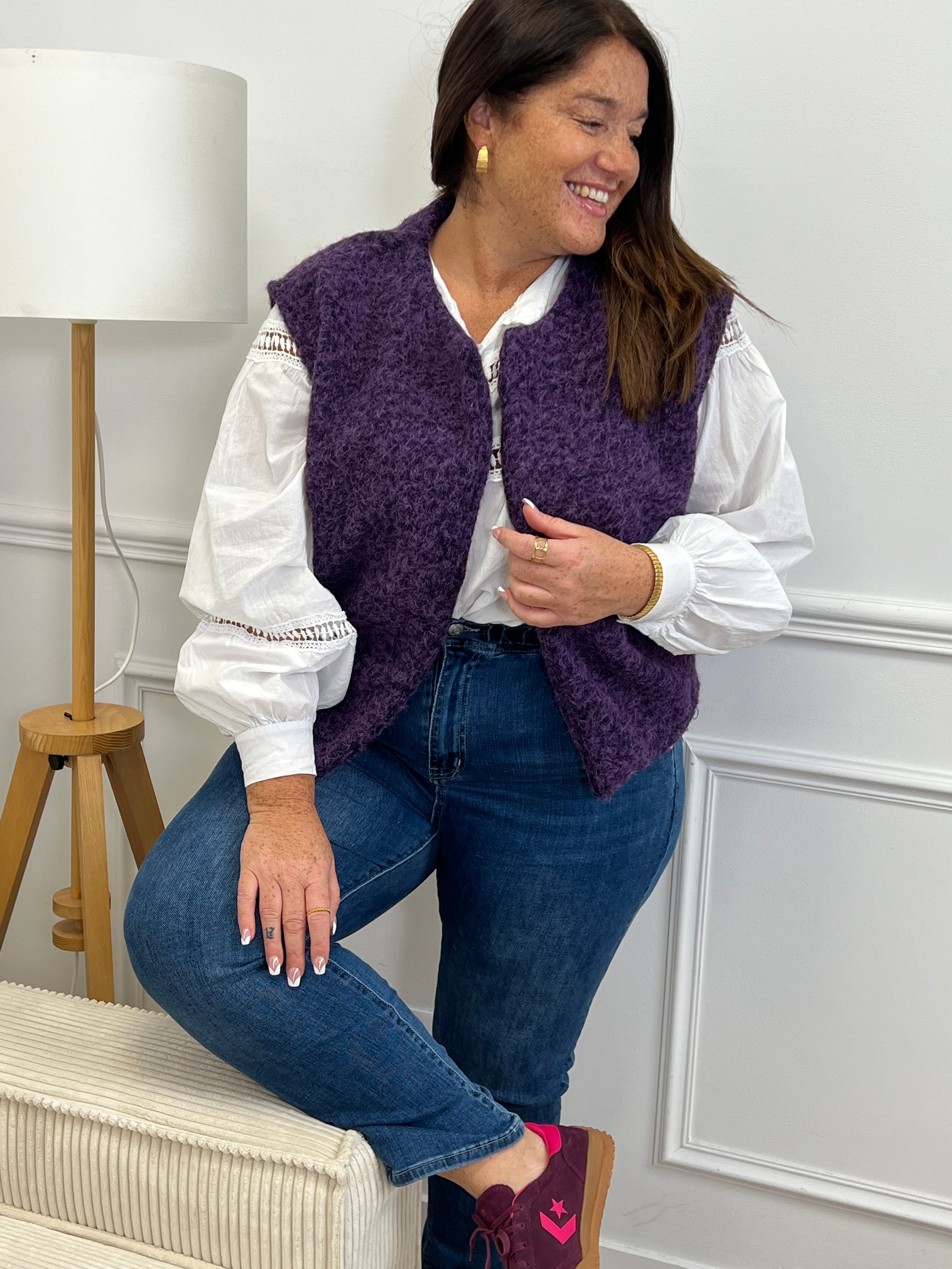 Découvrez notre veste sans manches femme couleur violette, à l'effet moumoute tendance et douce. Son col V élégant est rehaussé d'une broche dorée amovible sur le devant pour un style raffiné. Une pièce moderne et confortable, idéale pour compléter vos tenues d'automne et d'hiver.
