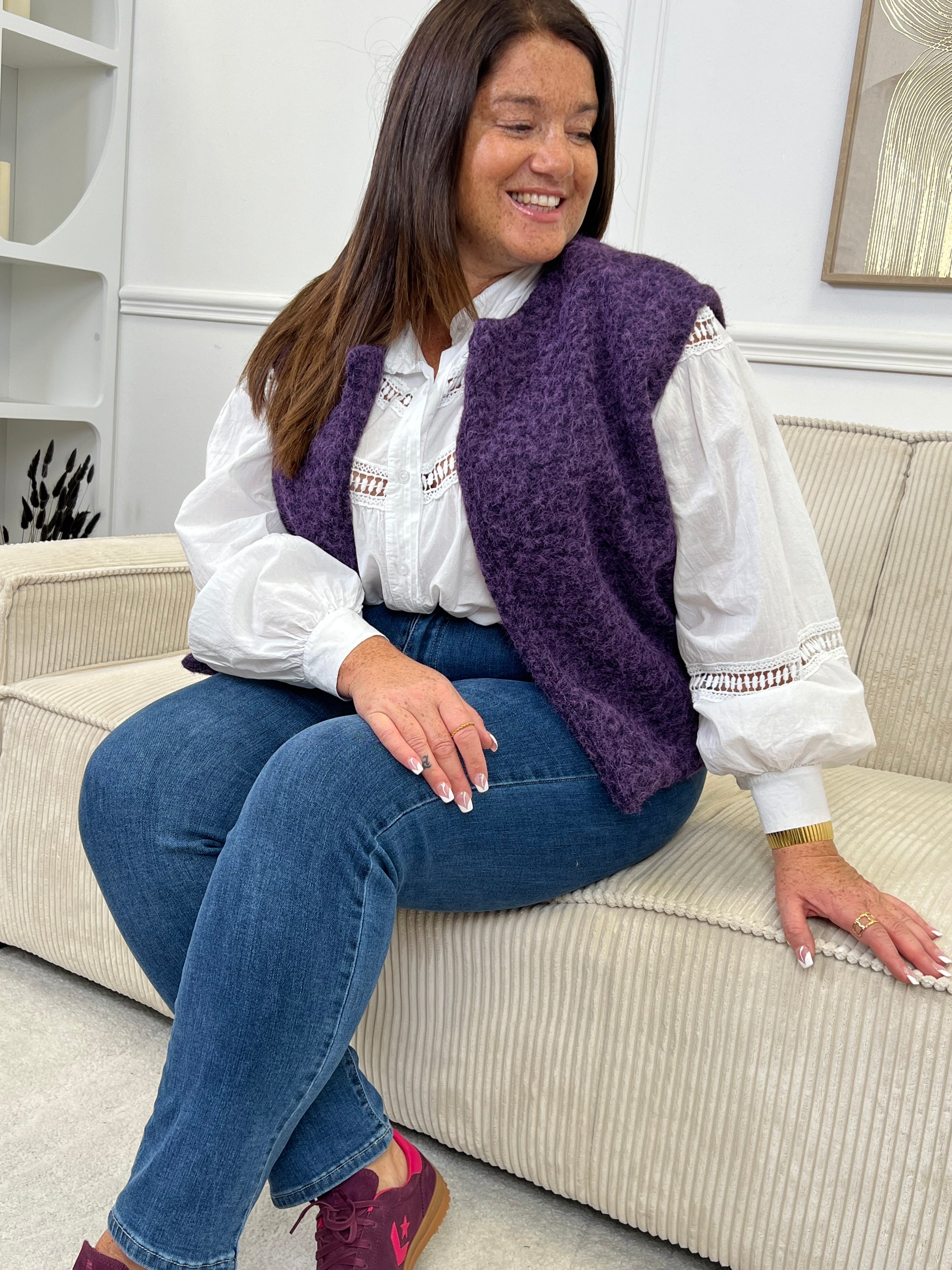 Découvrez notre veste sans manches femme couleur violette, à l'effet moumoute tendance et douce. Son col V élégant est rehaussé d'une broche dorée amovible sur le devant pour un style raffiné. Une pièce moderne et confortable, idéale pour compléter vos tenues d'automne et d'hiver.