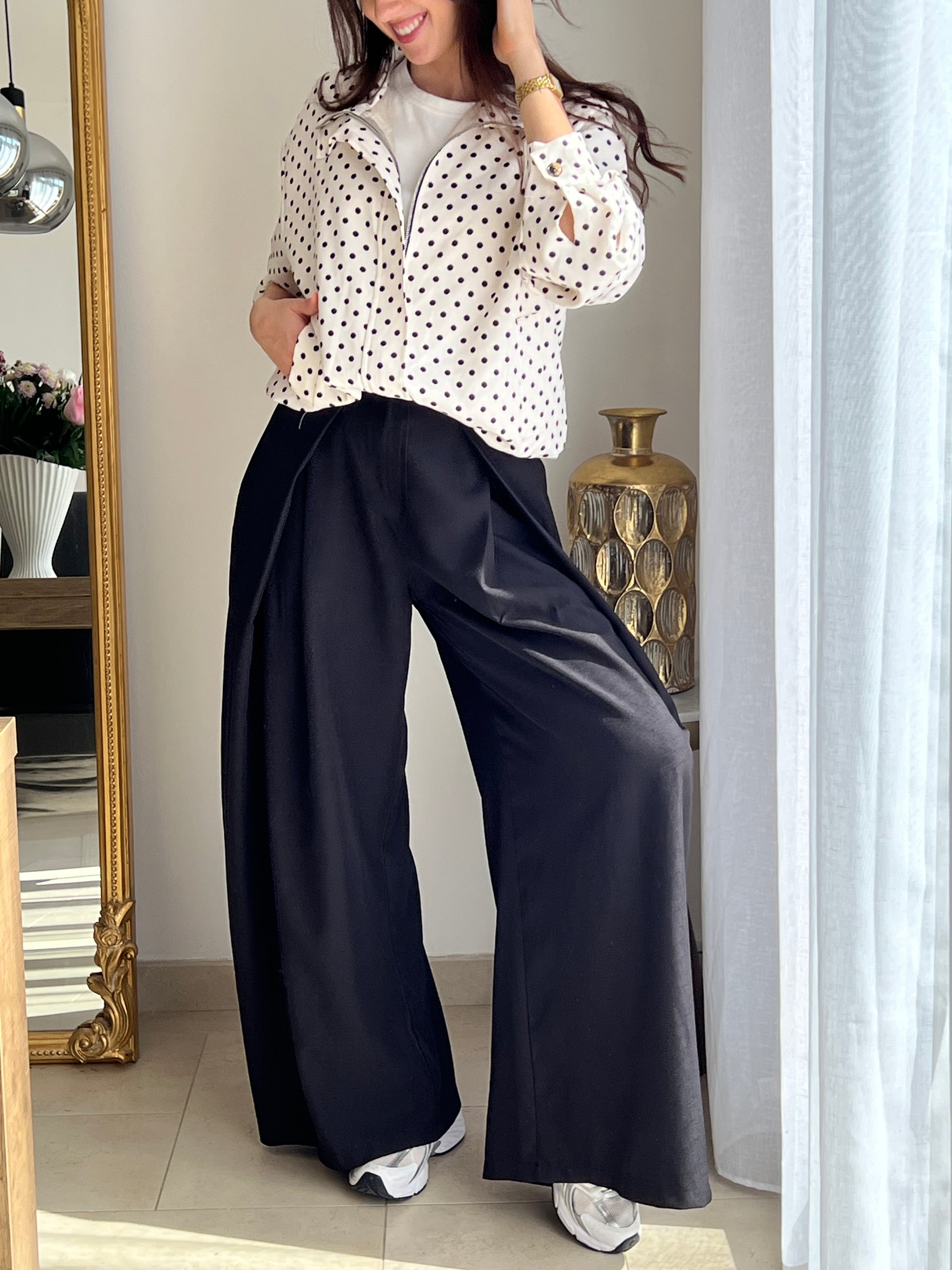 Veste femme écrue à pois noirs, légère et tendance, parfaite pour compléter un look chic et décontracté. Dotée de manches longues, d’une fermeture éclair et de poches latérales pratiques, elle allie style et fonctionnalité. Les boutons aux manches et l’élastique sur le bas apportent une finition moderne et confortable. Un indispensable facile à porter en toute saison.