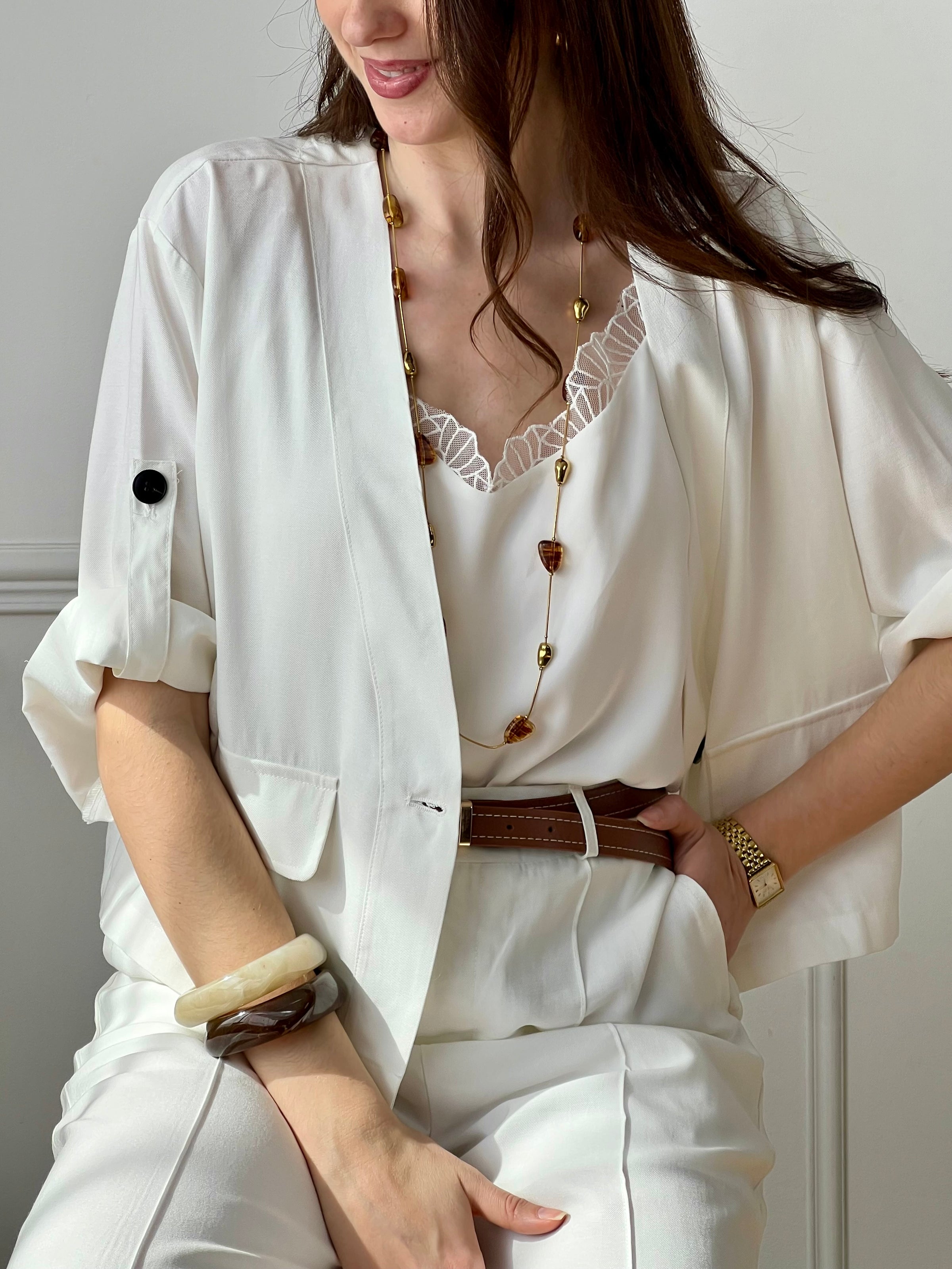 Cette veste légère écru est parfaite pour la mi-saison. Ses manches retroussables apportent une touche pratique et décontractée, tandis que ses poches factices ajoutent du style. Facile à porter, elle complète idéalement toutes vos tenues.