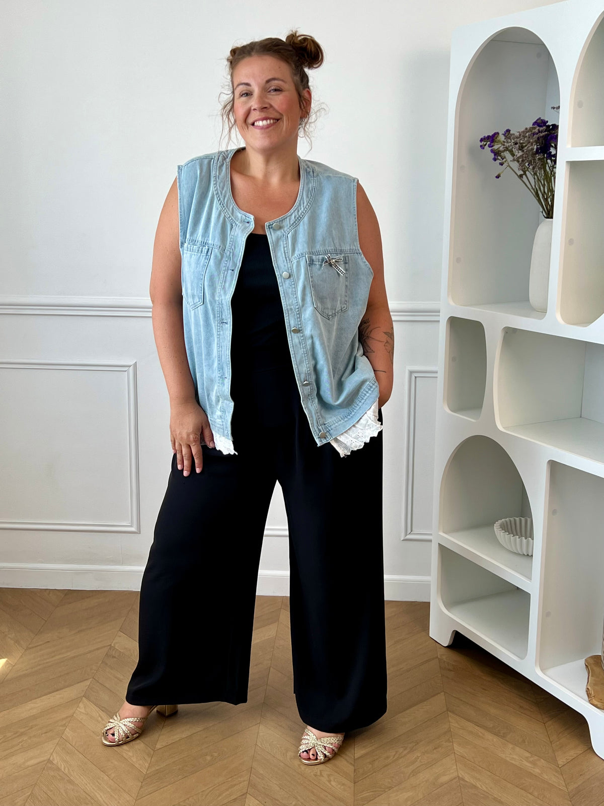 Veste en jean sans manches grande taille Nuzie denim bleu clair broderie strass – Loïcia
