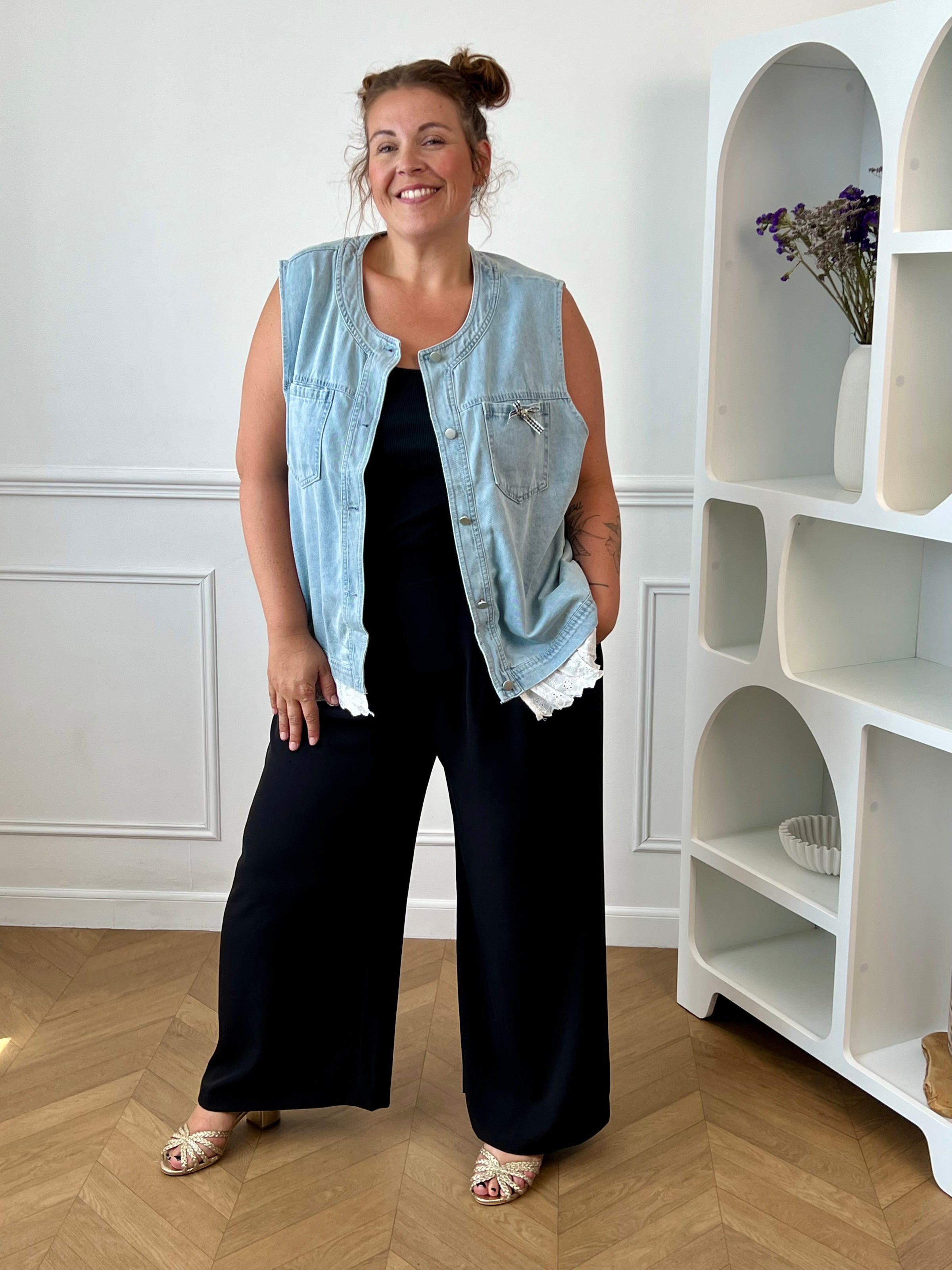 Veste en jean sans manches grande taille Nuzie denim bleu clair broderie strass – Loïcia
