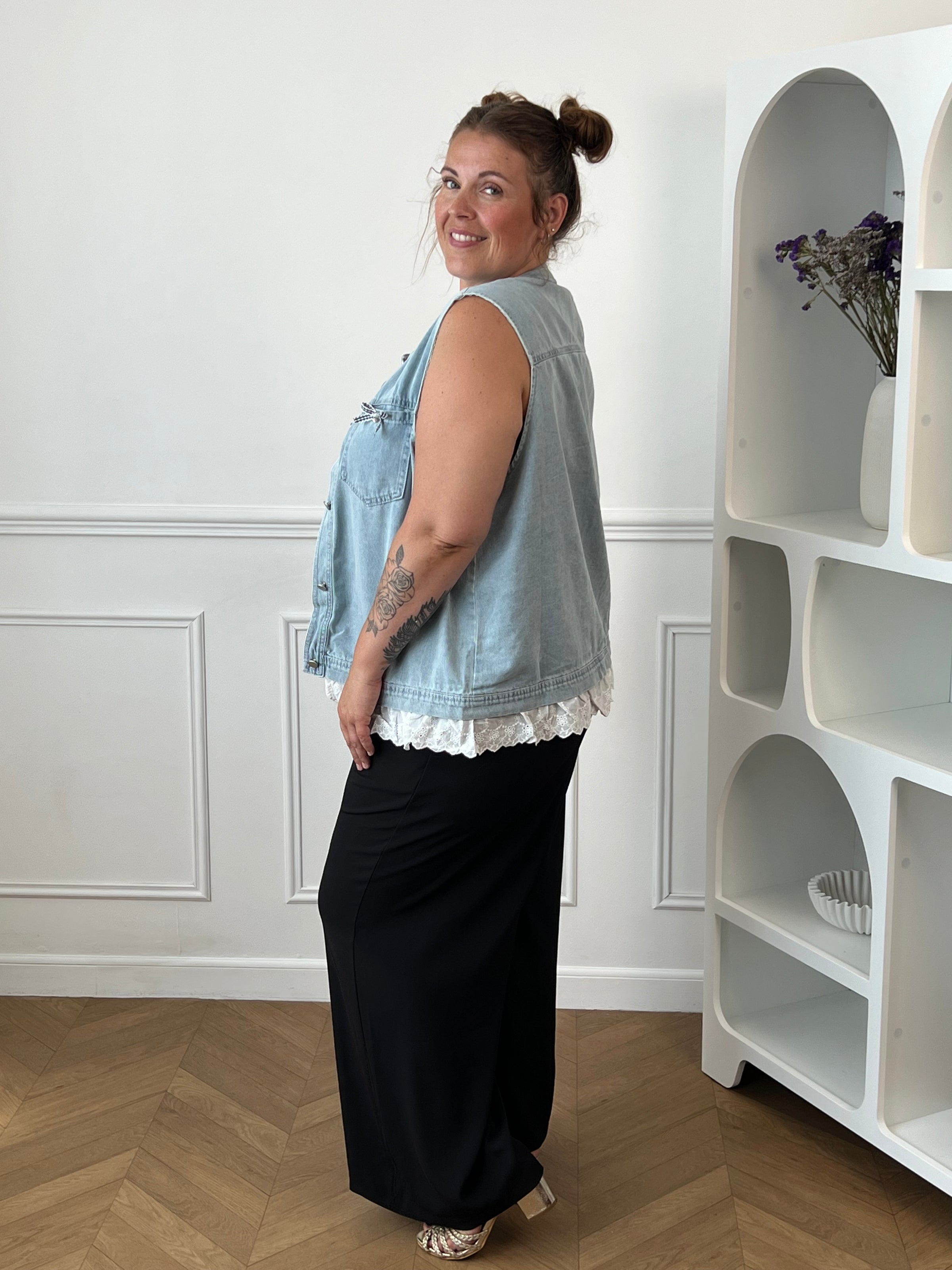 Veste jean grande taille femme bleu clair 2 poches poitrine vue de face – Loïcia
