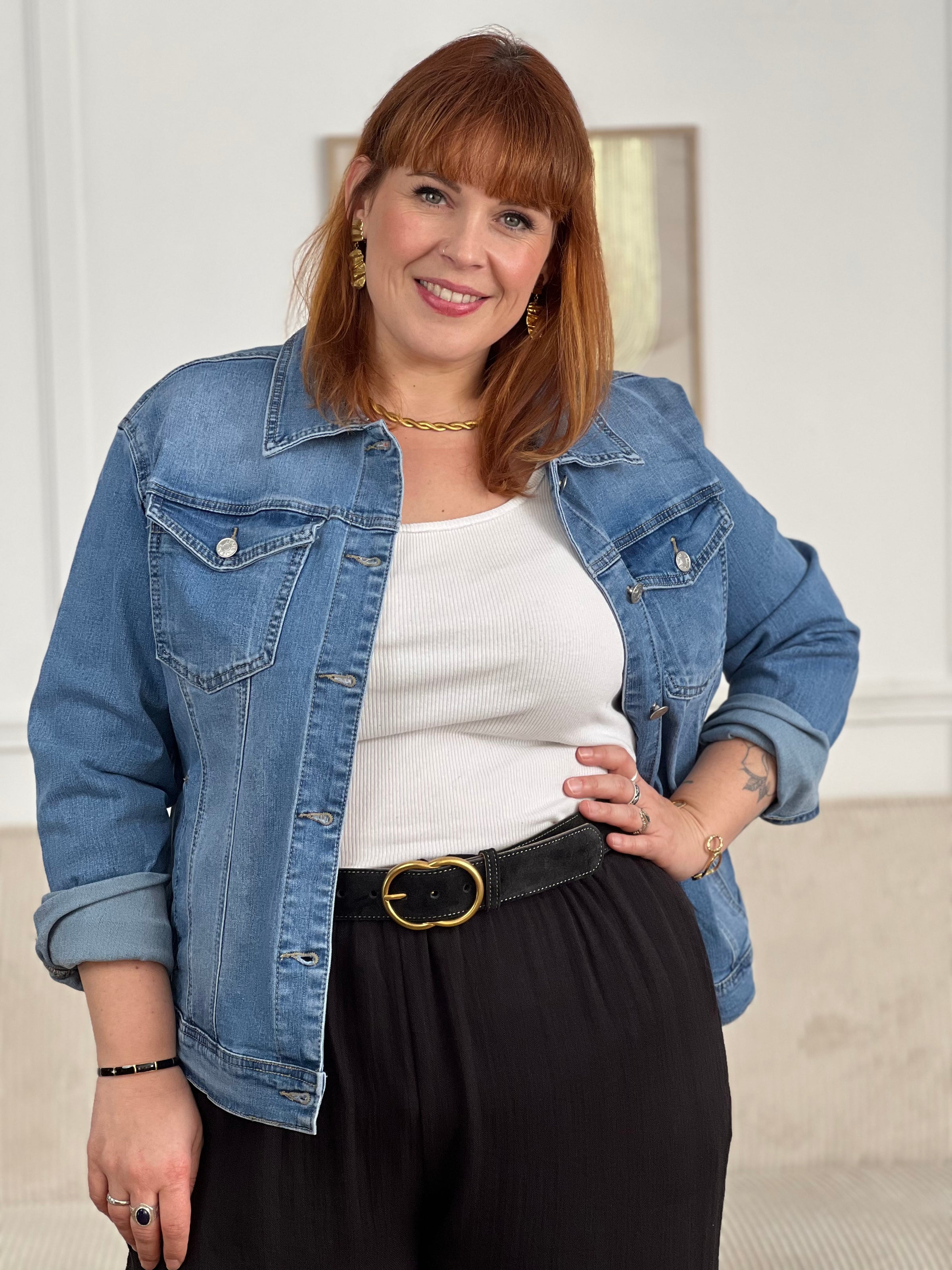 Découvrez la veste en jean Robin, l'incontournable grande taille pour femme. Dotée d'un col chemise classique et de manches longues, elle allie style intemporel et confort. Les boutons travaillés sur toute la longueur et aux poignets ajoutent une touche de détail soigné.