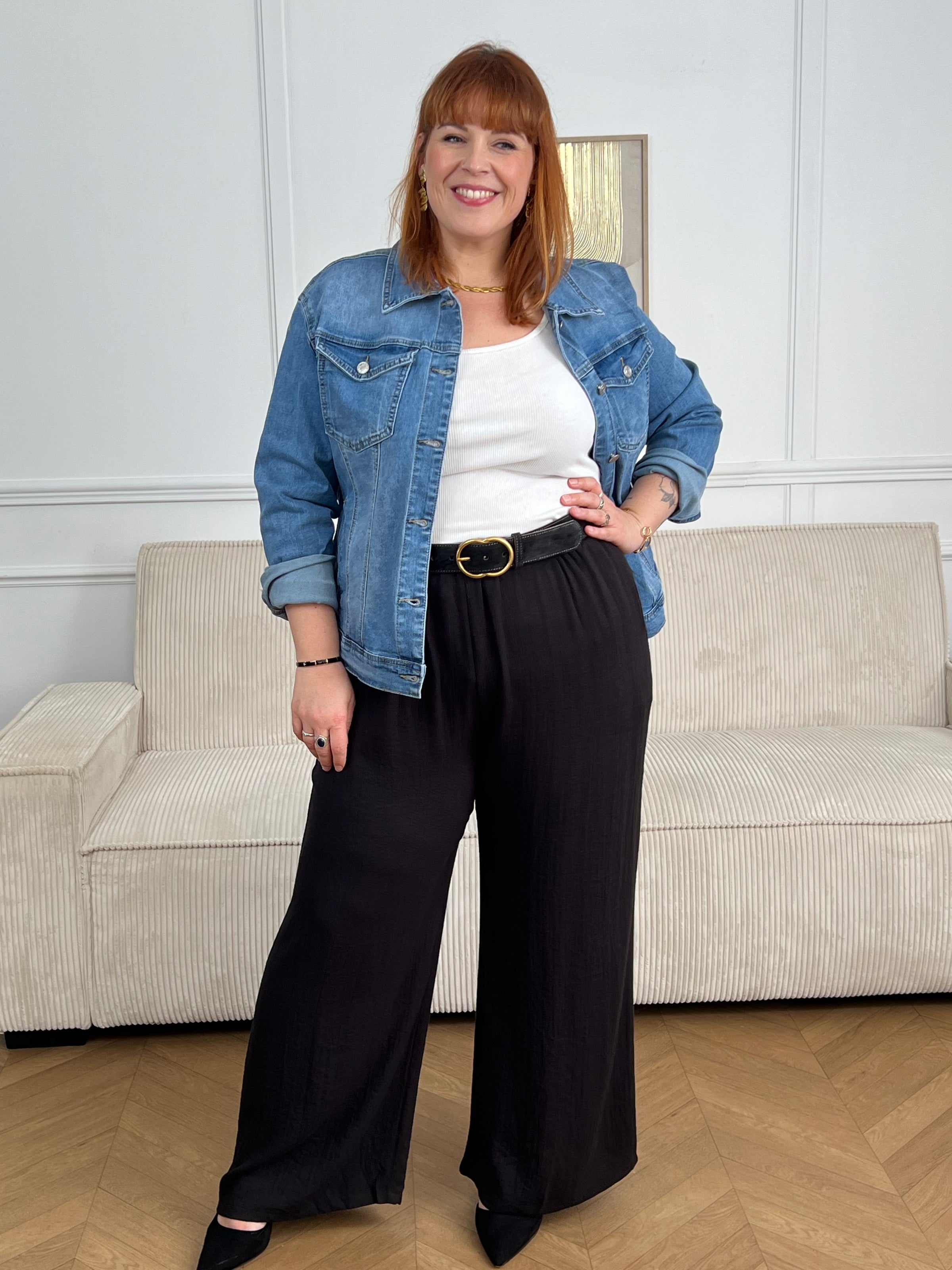 Découvrez la veste en jean Robin, l'incontournable grande taille pour femme. Dotée d'un col chemise classique et de manches longues, elle allie style intemporel et confort. Les boutons travaillés sur toute la longueur et aux poignets ajoutent une touche de détail soigné.