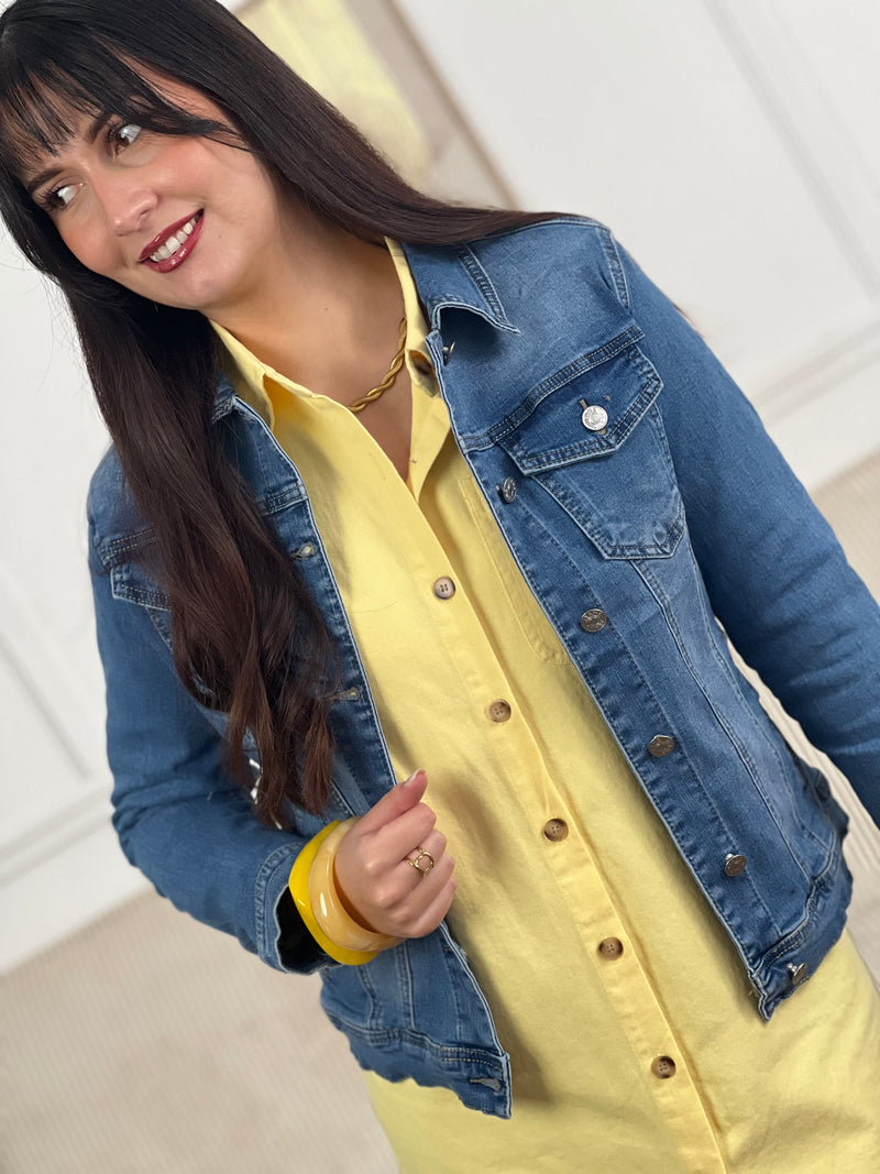 Découvrez la veste en jean Robin, l'incontournable pour femme. Dotée d'un col chemise classique et de manches longues, elle allie style intemporel et confort. Les boutons travaillés sur toute la longueur et aux poignets ajoutent une touche de détail soigné.