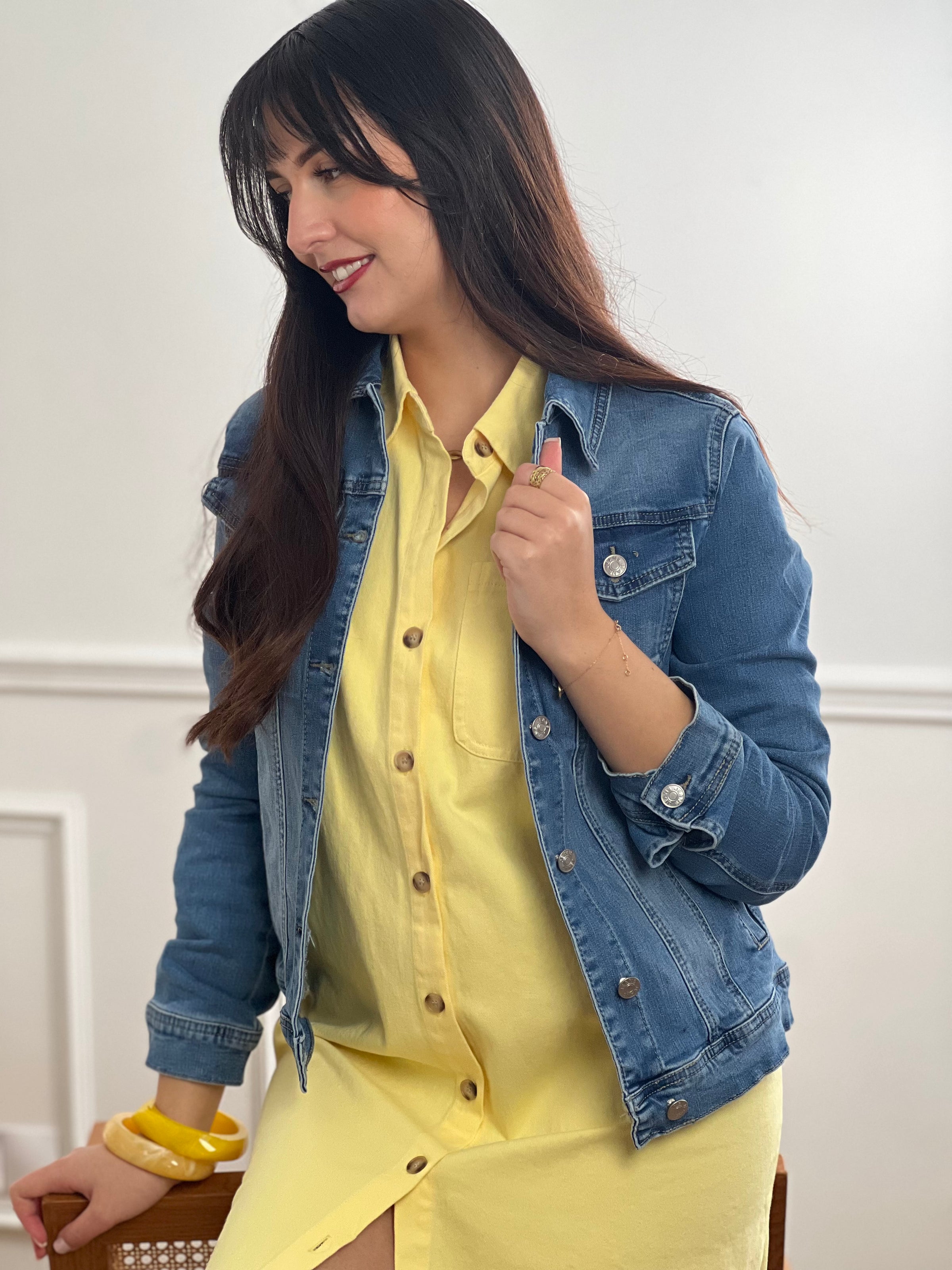 Découvrez la veste en jean Robin, l'incontournable pour femme. Dotée d'un col chemise classique et de manches longues, elle allie style intemporel et confort. Les boutons travaillés sur toute la longueur et aux poignets ajoutent une touche de détail soigné.
