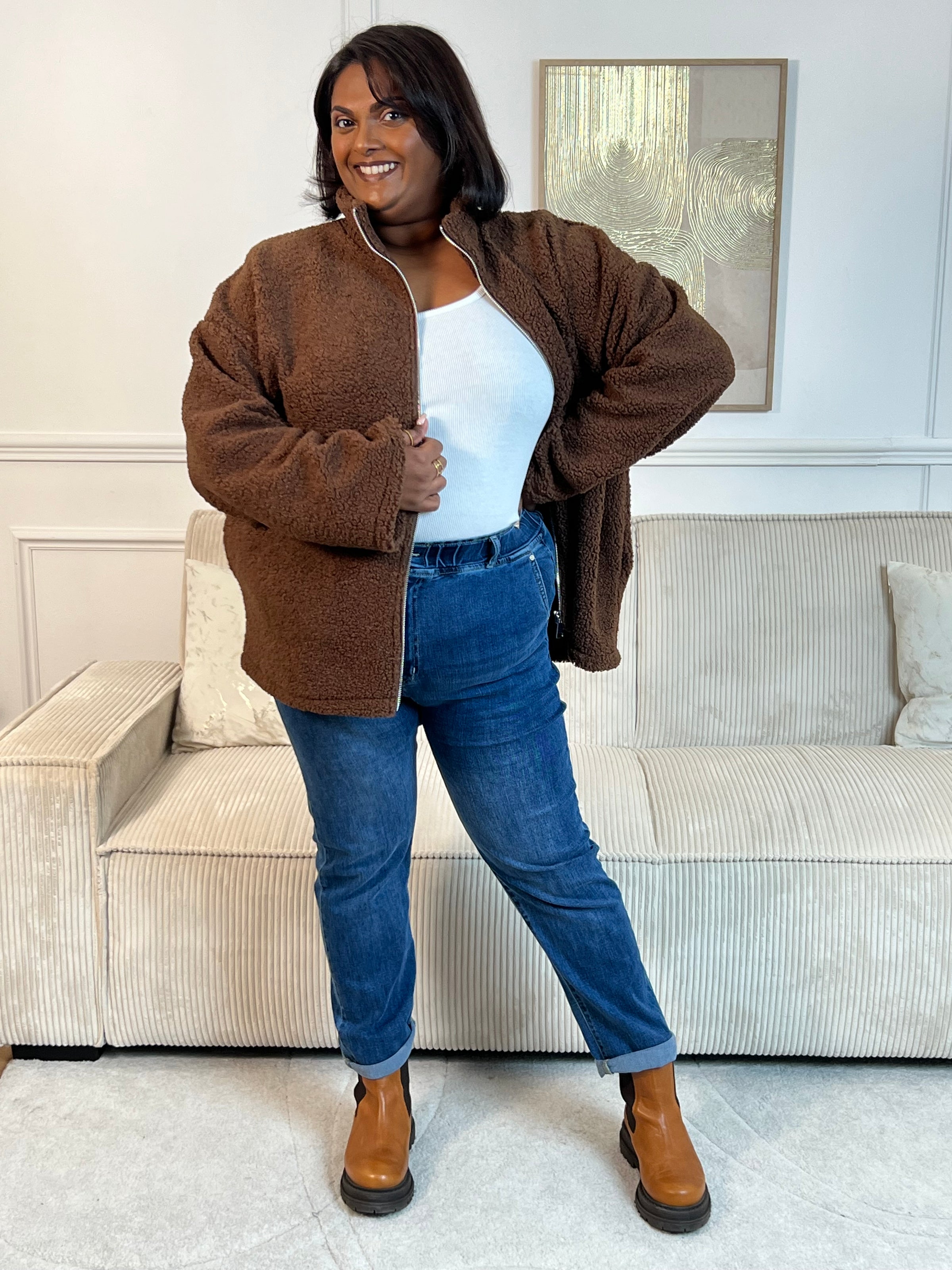 Chaleureuse et tendance, cette veste en polaire façon moumoute marron enveloppe de douceur tout en apportant une touche réconfortante à tes tenues. Une pièce cosy et stylée pour affronter le froid avec charme.