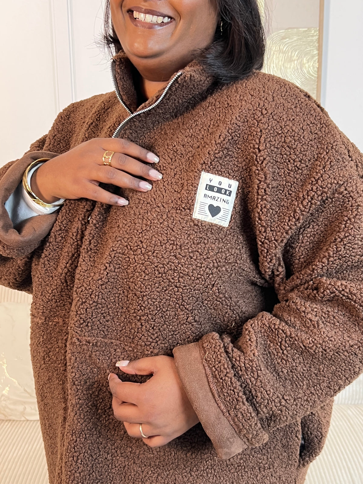 Chaleureuse et tendance, cette veste en polaire façon moumoute marron enveloppe de douceur tout en apportant une touche réconfortante à tes tenues. Une pièce cosy et stylée pour affronter le froid avec charme.