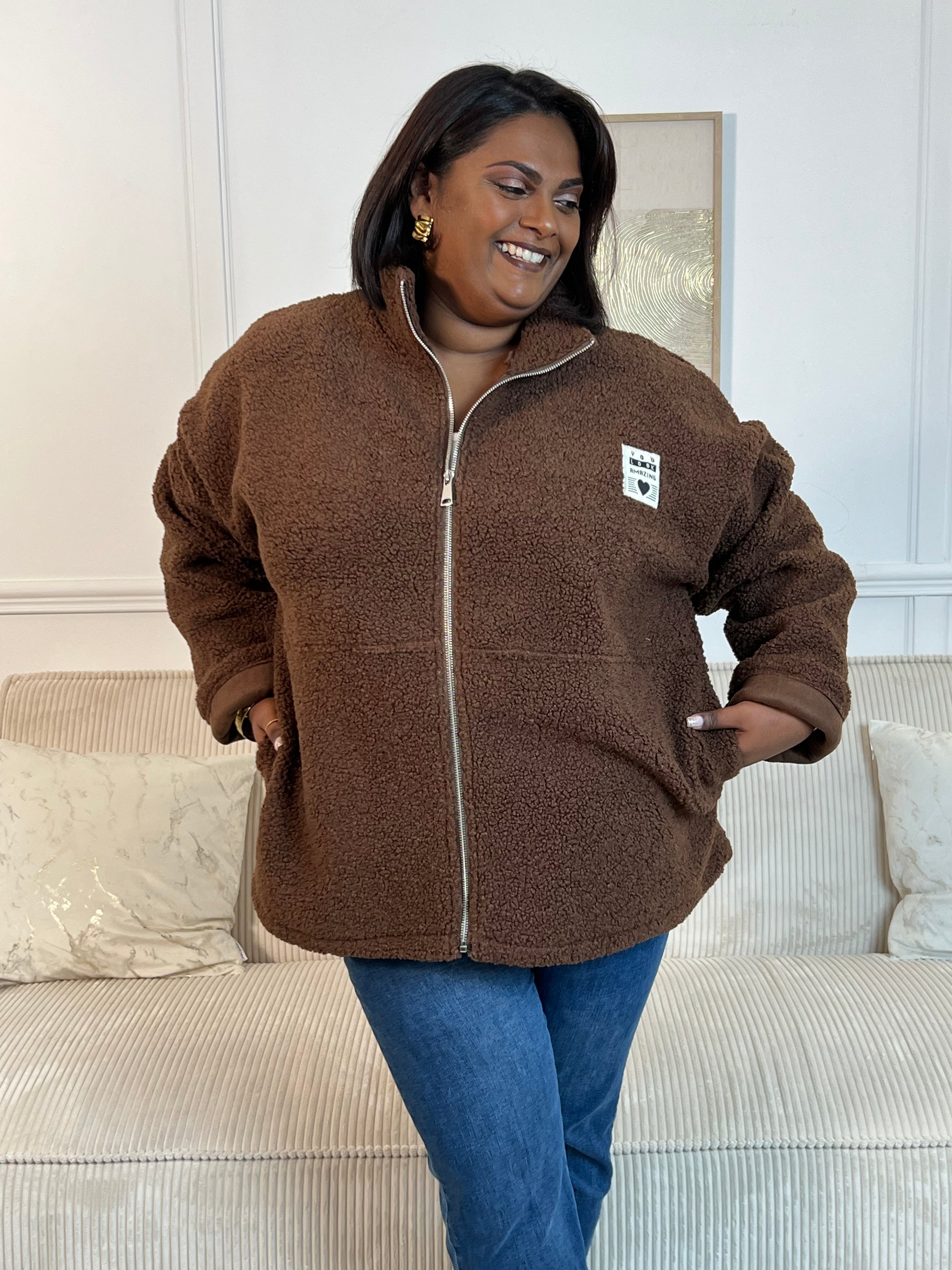 Chaleureuse et tendance, cette veste en polaire façon moumoute marron enveloppe de douceur tout en apportant une touche réconfortante à tes tenues. Une pièce cosy et stylée pour affronter le froid avec charme.