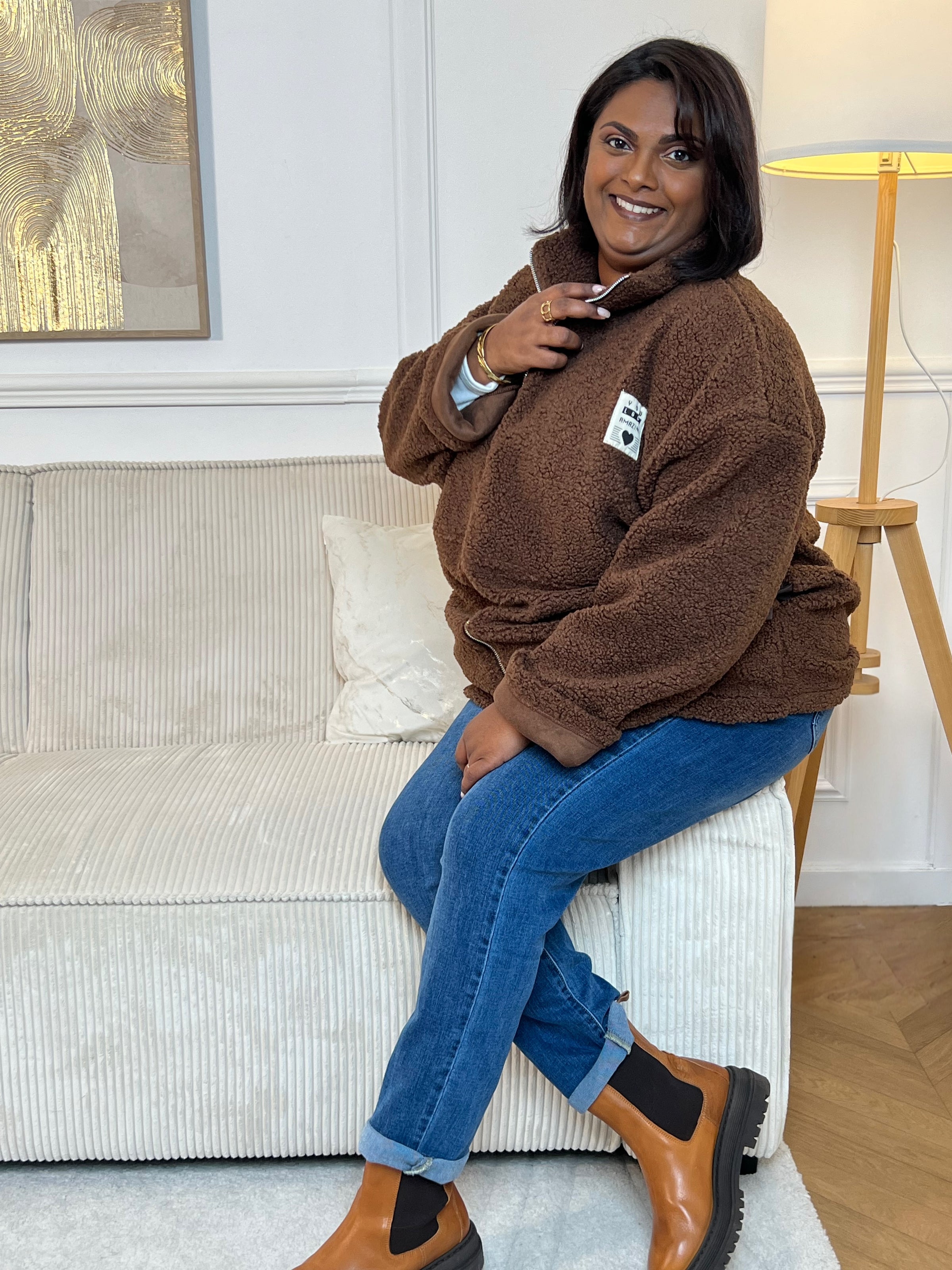 Chaleureuse et tendance, cette veste en polaire façon moumoute marron enveloppe de douceur tout en apportant une touche réconfortante à tes tenues. Une pièce cosy et stylée pour affronter le froid avec charme.