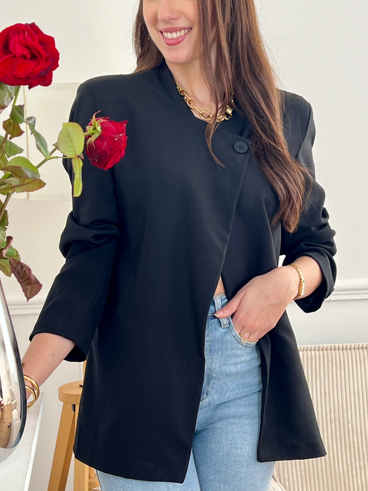 Optez pour cette veste noire femme au style moderne et structuré. Sa coupe asymétrique croisée sur le devant lui apporte une allure élégante et originale. Dotée de manches longues, d’un col montant et d’un bouton sur le haut, elle est doublée pour plus de confort. Une veste noire chic, idéale pour compléter vos tenues.