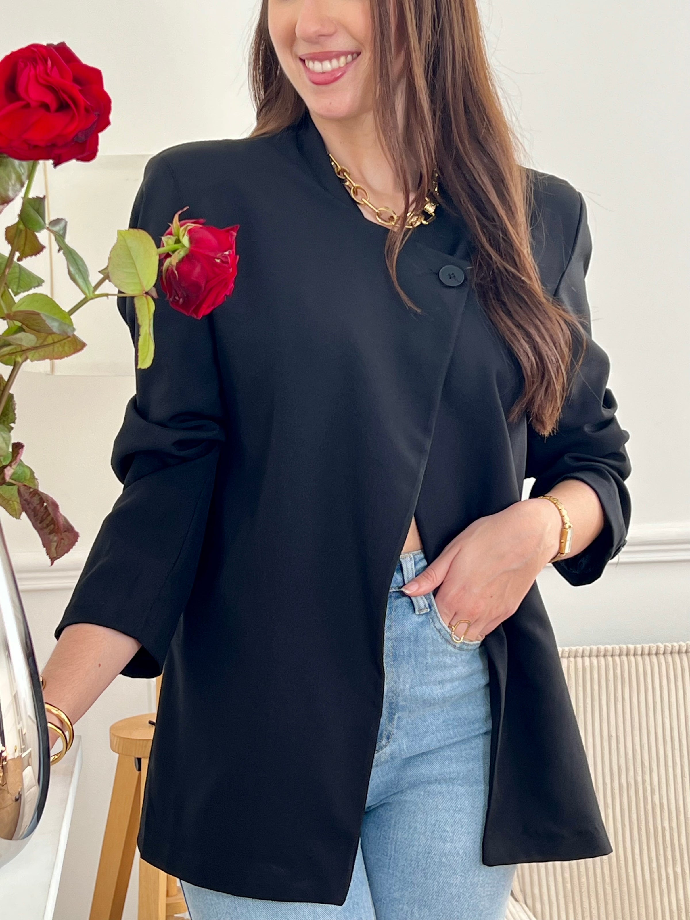 Optez pour cette veste noire femme au style moderne et structuré. Sa coupe asymétrique croisée sur le devant lui apporte une allure élégante et originale. Dotée de manches longues, d’un col montant et d’un bouton sur le haut, elle est doublée pour plus de confort. Une veste noire chic, idéale pour compléter vos tenues.