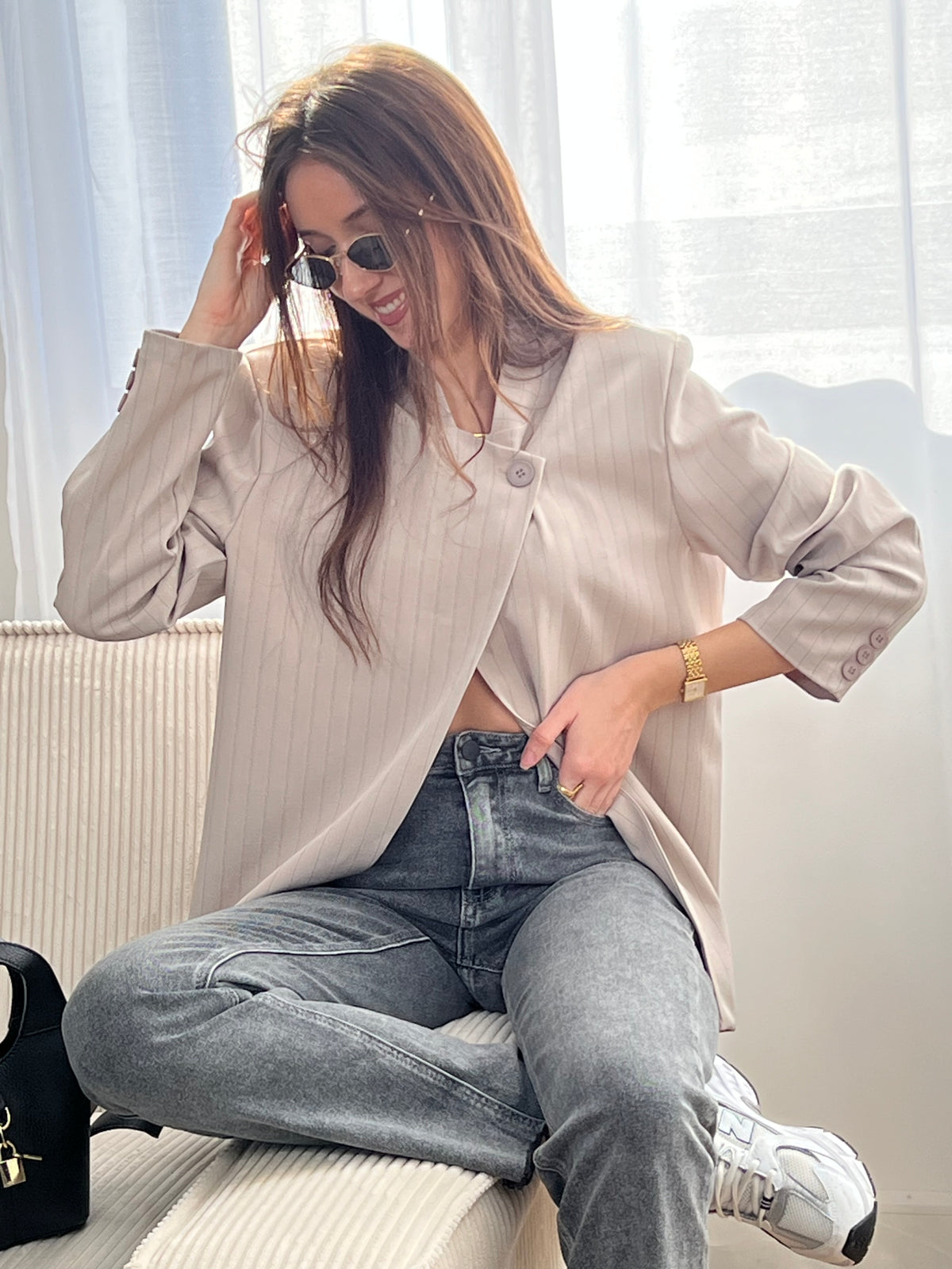 Optez pour cette veste taupe à rayures au style moderne et structuré. Sa coupe asymétrique croisée sur le devant lui apporte une allure élégante et originale. Dotée de manches longues, d’un col montant et d’un bouton sur le haut, elle est doublée pour plus de confort. Une veste noire chic, idéale pour compléter vos tenues.