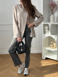 Optez pour cette veste taupe à rayures au style moderne et structuré. Sa coupe asymétrique croisée sur le devant lui apporte une allure élégante et originale. Dotée de manches longues, d’un col montant et d’un bouton sur le haut, elle est doublée pour plus de confort. Une veste noire chic, idéale pour compléter vos tenues.