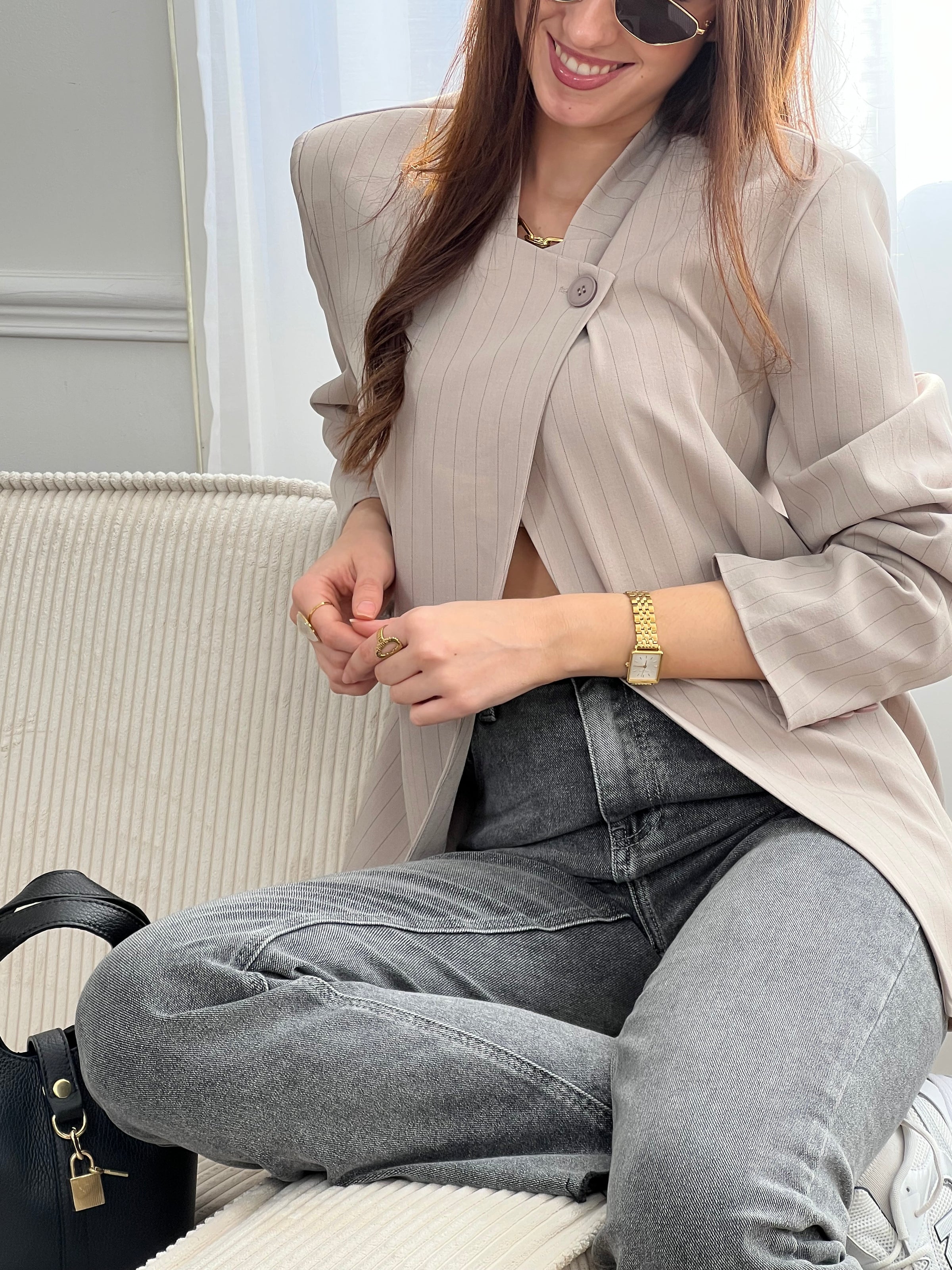 Optez pour cette veste taupe à rayures au style moderne et structuré. Sa coupe asymétrique croisée sur le devant lui apporte une allure élégante et originale. Dotée de manches longues, d’un col montant et d’un bouton sur le haut, elle est doublée pour plus de confort. Une veste noire chic, idéale pour compléter vos tenues.