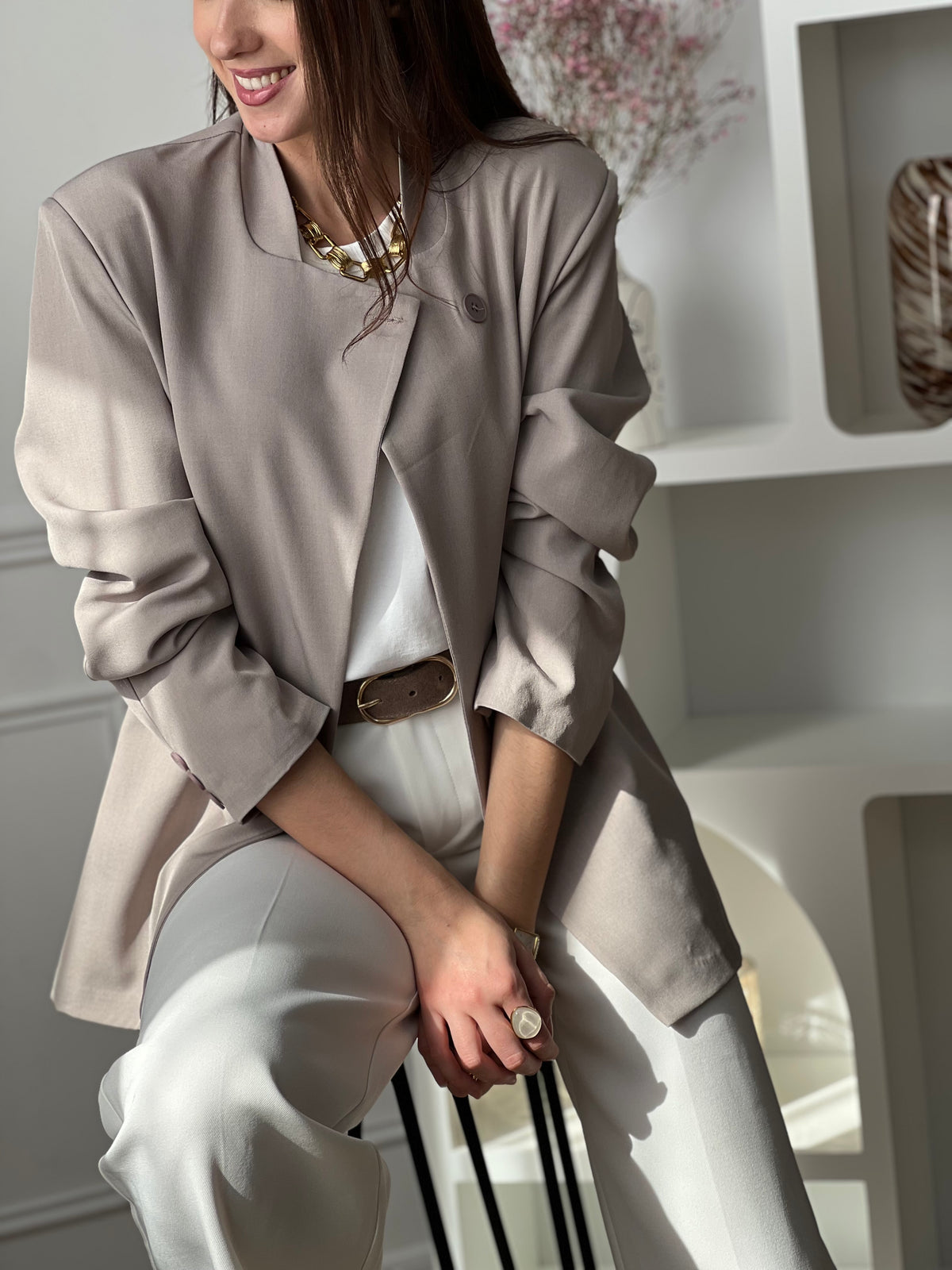 Optez pour cette veste taupe femme au style moderne et structuré. Sa coupe asymétrique croisée sur le devant lui apporte une allure élégante et originale. Dotée de manches longues, d’un col montant et d’un bouton sur le haut, elle est doublée pour plus de confort. Une veste noire chic, idéale pour compléter vos tenues.