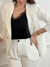 Élégant et intemporel, ce blazer blanc allie style et confort. Doté de manches longues, d'un col à revers classique et de boutons sur le devant, il offre une silhouette épurée et flatteuse. Les trois poches factices ajoutent une touche de sophistication, tandis que la doublure intérieure assure une tenue impeccable tout au long de la journée.&nbsp;