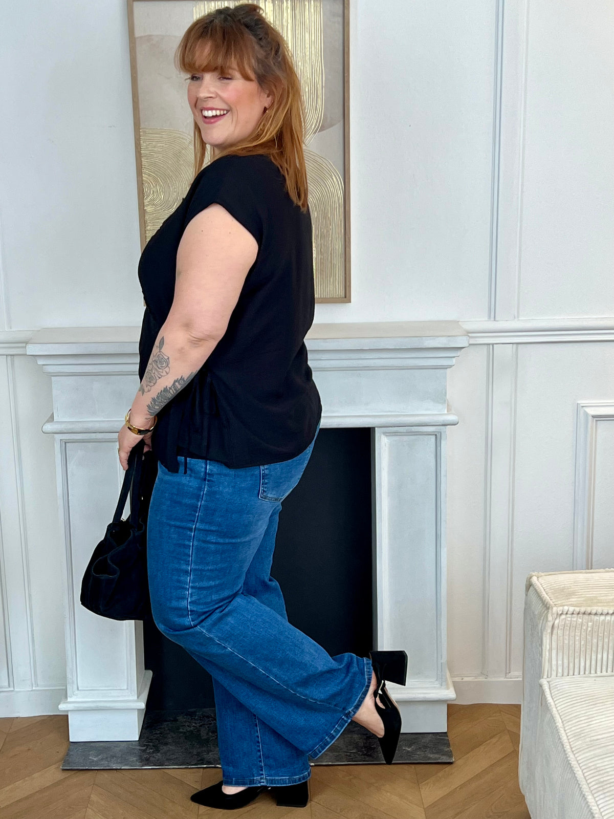 Craquez pour ce top croisé noir grande taille femme, lumineux et féminin. Sans manches, il se distingue par sa fermeture croisée avec lien à nouer effet portefeuille qui sublime la silhouette. Son col V avec clip et ses motifs fleurs brodés apportent une touche délicate et élégante à ce modèle corail plein de charme.