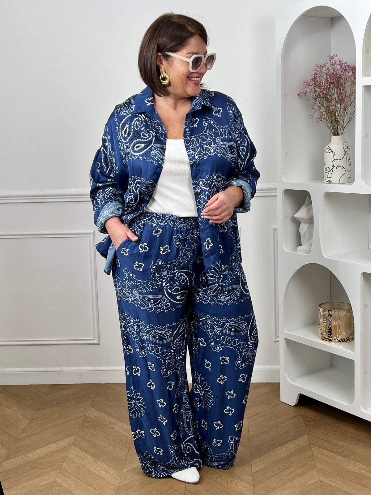 Chemise bleue femme à motifs bandana blancs, idéale pour un look tendance et décontracté. Fluide et agréable à porter, elle est dotée de boutons sur toute la longueur et aux manches pour plus de praticité. Son imprimé bandana apporte une touche moderne et originale à vos tenues. Parfaite pour un style casual chic au quotidien.